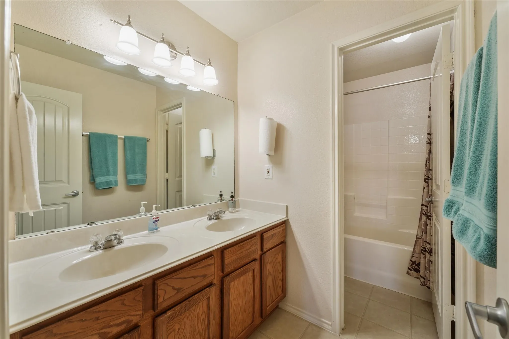 Single Family Residence For Sale in Kaufman County , 4008 Liberty Trail, Heartland, Texas 75126, 3 Bedroom, 3 Bathroom, 2 Garage spaces, 2,395 Sqft, built in 2006, mls#21197854, Real Estate Agent in Heartland, Homes For Sale in Kaufman county, Homes For Sale in Heartland, Realtor in Heartland Texas, Real Estate Brokerage Independent Realty Texas, Luminita Cordes Realtor
