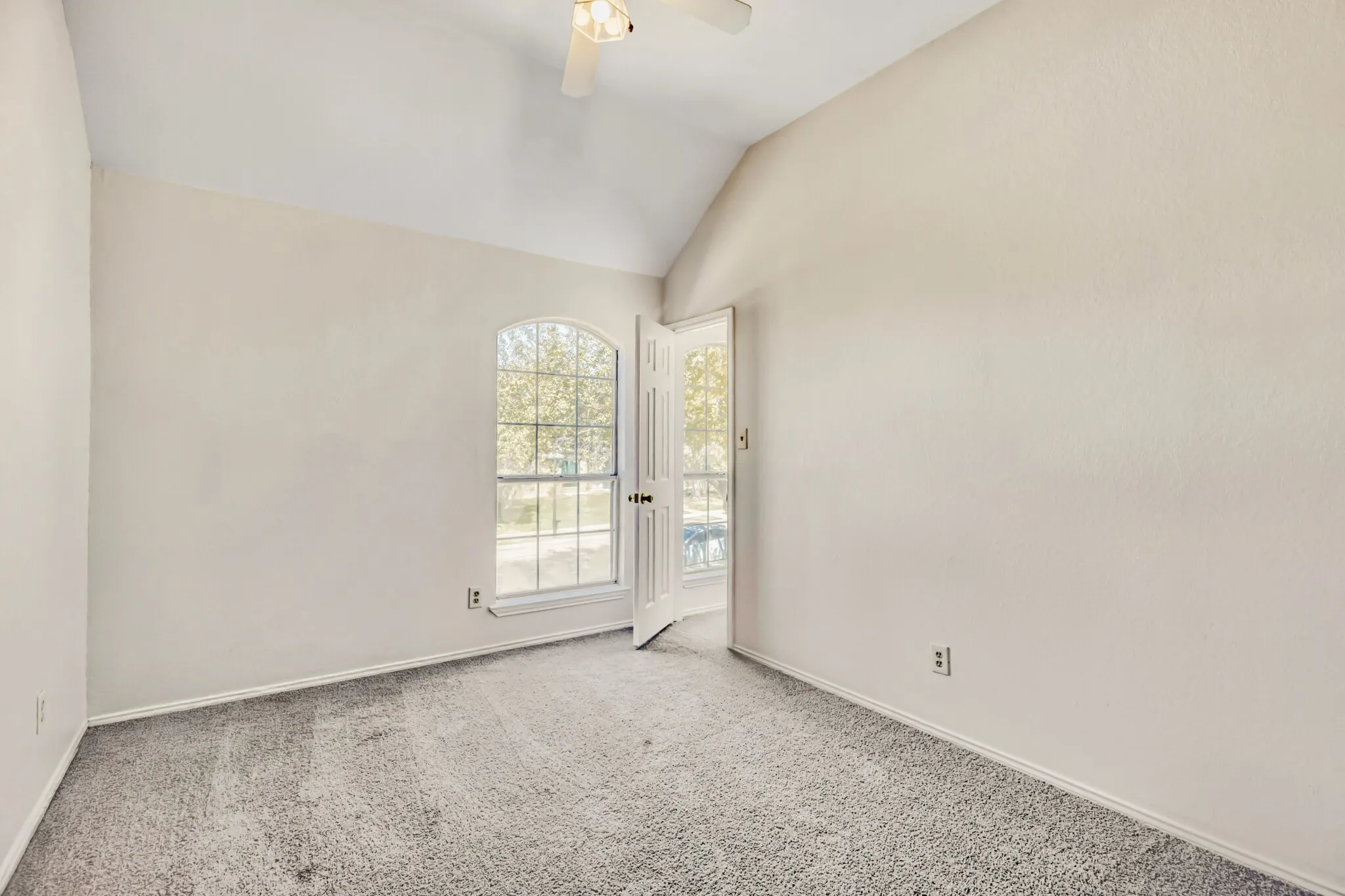 Single Family Residence For Sale in Denton County , 1514 Mission Ridge Trail, Carrollton, Texas 75007, 4 Bedroom, 3 Bathroom, 2 Garage spaces, 2,719 Sqft, built in 1989, mls#21192126, Real Estate Agent in Carrollton, Homes For Sale in Denton county, Homes For Sale in Carrollton, Realtor in Carrollton Texas, Real Estate Brokerage Independent Realty Texas, Luminita Cordes Realtor