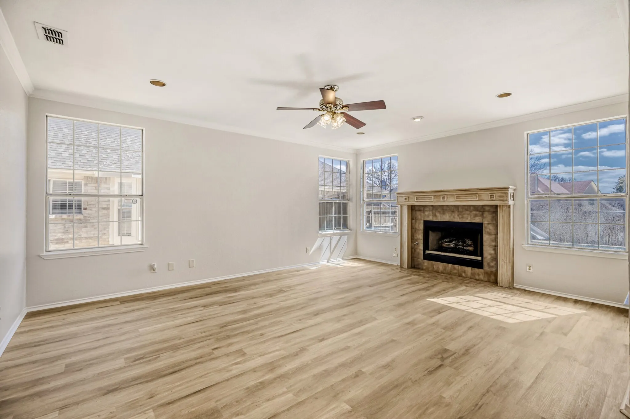Single Family Residence For Sale in Denton County , 1514 Mission Ridge Trail, Carrollton, Texas 75007, 4 Bedroom, 3 Bathroom, 2 Garage spaces, 2,719 Sqft, built in 1989, mls#21192126, Real Estate Agent in Carrollton, Homes For Sale in Denton county, Homes For Sale in Carrollton, Realtor in Carrollton Texas, Real Estate Brokerage Independent Realty Texas, Luminita Cordes Realtor