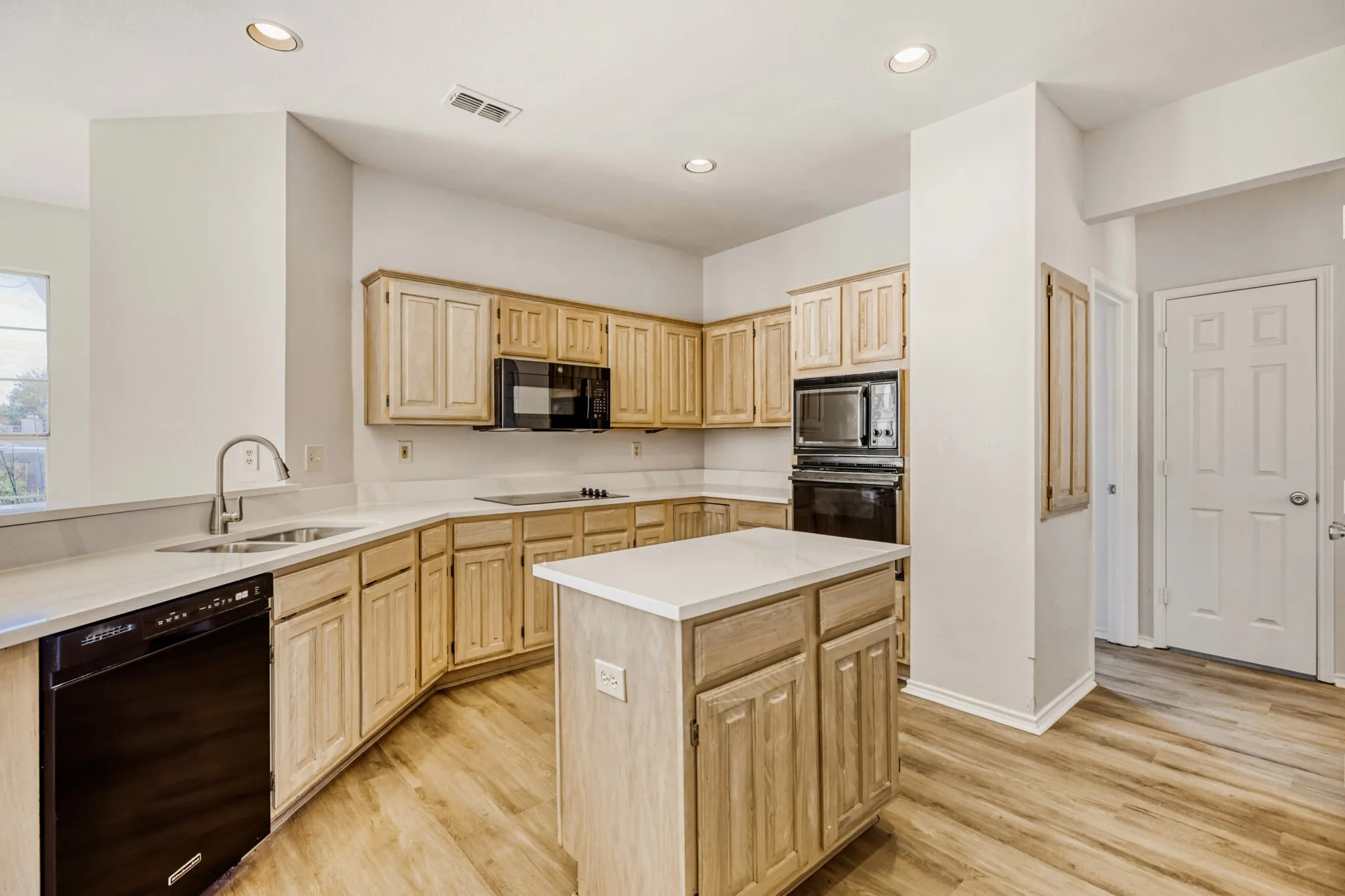 Single Family Residence For Sale in Denton County , 1514 Mission Ridge Trail, Carrollton, Texas 75007, 4 Bedroom, 3 Bathroom, 2 Garage spaces, 2,719 Sqft, built in 1989, mls#21192126, Real Estate Agent in Carrollton, Homes For Sale in Denton county, Homes For Sale in Carrollton, Realtor in Carrollton Texas, Real Estate Brokerage Independent Realty Texas, Luminita Cordes Realtor