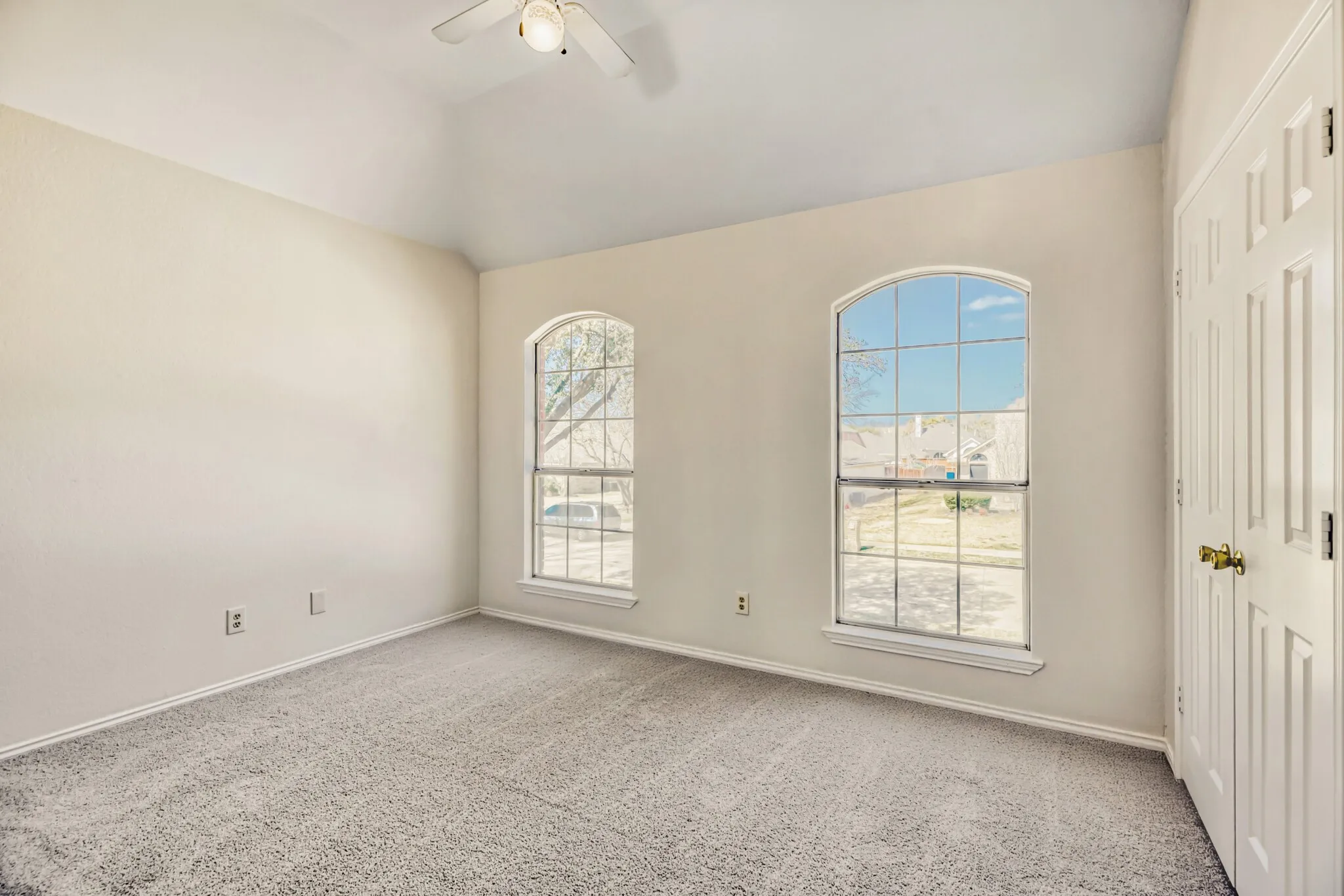 Single Family Residence For Sale in Denton County , 1514 Mission Ridge Trail, Carrollton, Texas 75007, 4 Bedroom, 3 Bathroom, 2 Garage spaces, 2,719 Sqft, built in 1989, mls#21192126, Real Estate Agent in Carrollton, Homes For Sale in Denton county, Homes For Sale in Carrollton, Realtor in Carrollton Texas, Real Estate Brokerage Independent Realty Texas, Luminita Cordes Realtor