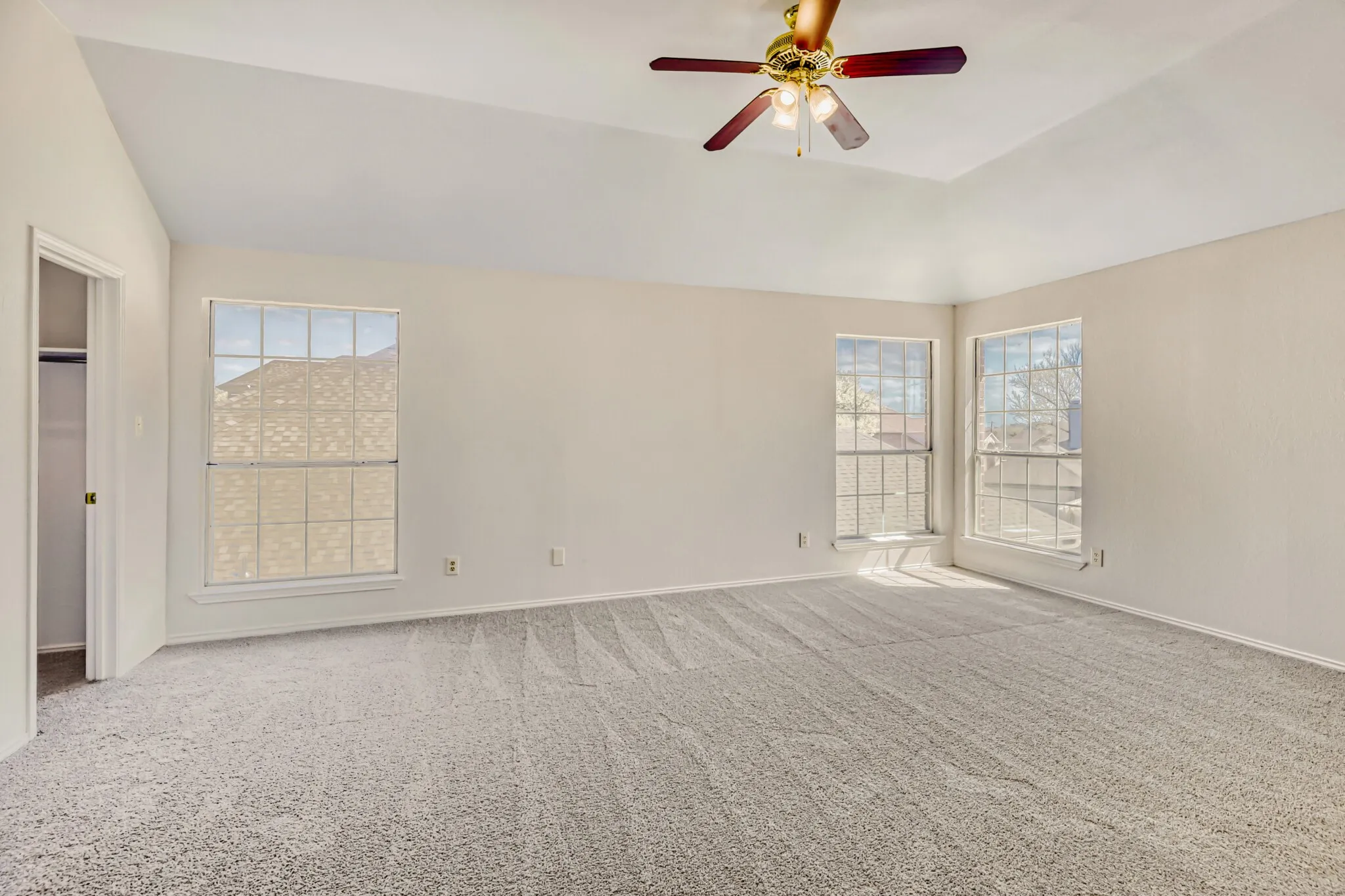 Single Family Residence For Sale in Denton County , 1514 Mission Ridge Trail, Carrollton, Texas 75007, 4 Bedroom, 3 Bathroom, 2 Garage spaces, 2,719 Sqft, built in 1989, mls#21192126, Real Estate Agent in Carrollton, Homes For Sale in Denton county, Homes For Sale in Carrollton, Realtor in Carrollton Texas, Real Estate Brokerage Independent Realty Texas, Luminita Cordes Realtor