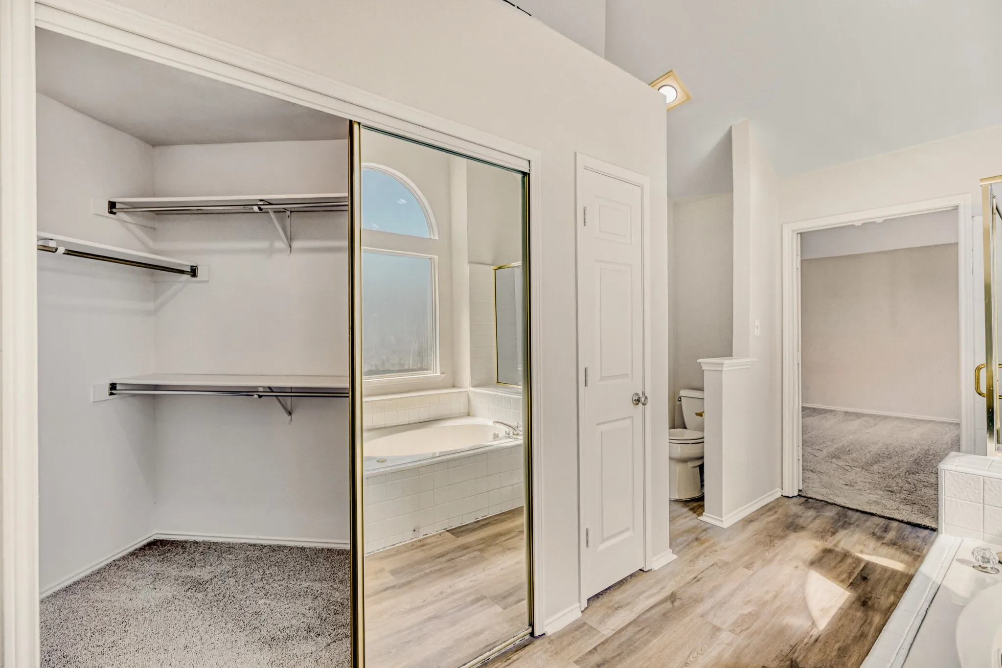 Single Family Residence For Sale in Denton County , 1514 Mission Ridge Trail, Carrollton, Texas 75007, 4 Bedroom, 3 Bathroom, 2 Garage spaces, 2,719 Sqft, built in 1989, mls#21192126, Real Estate Agent in Carrollton, Homes For Sale in Denton county, Homes For Sale in Carrollton, Realtor in Carrollton Texas, Real Estate Brokerage Independent Realty Texas, Luminita Cordes Realtor