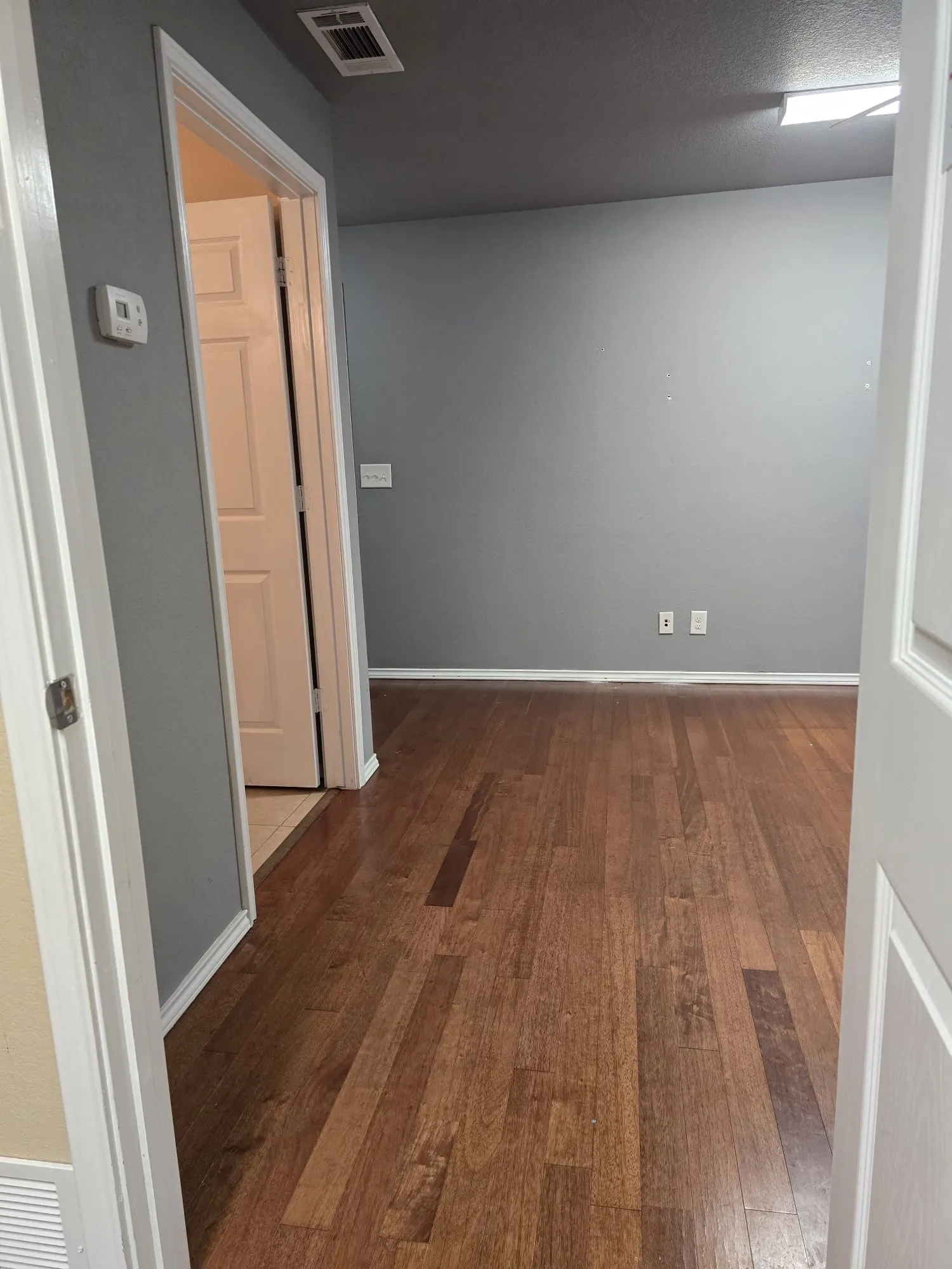Apartment For Rent in Tarrant County , 654 Saint Louis Avenue 204, Fort Worth, Texas 76104, 1 Bedroom, 1 Bathroom, Garage spaces, 800 Sqft, built in 2009, Preowned, Price $1,300, mls#21197830, Real Estate Agent in Fort Worth, Homes For Rent in Tarrant county, Homes For Rent in Fort Worth, Realtor in Fort Worth Texas, Real Estate Brokerage Independent Realty Texas, Luminita Cordes Realtor