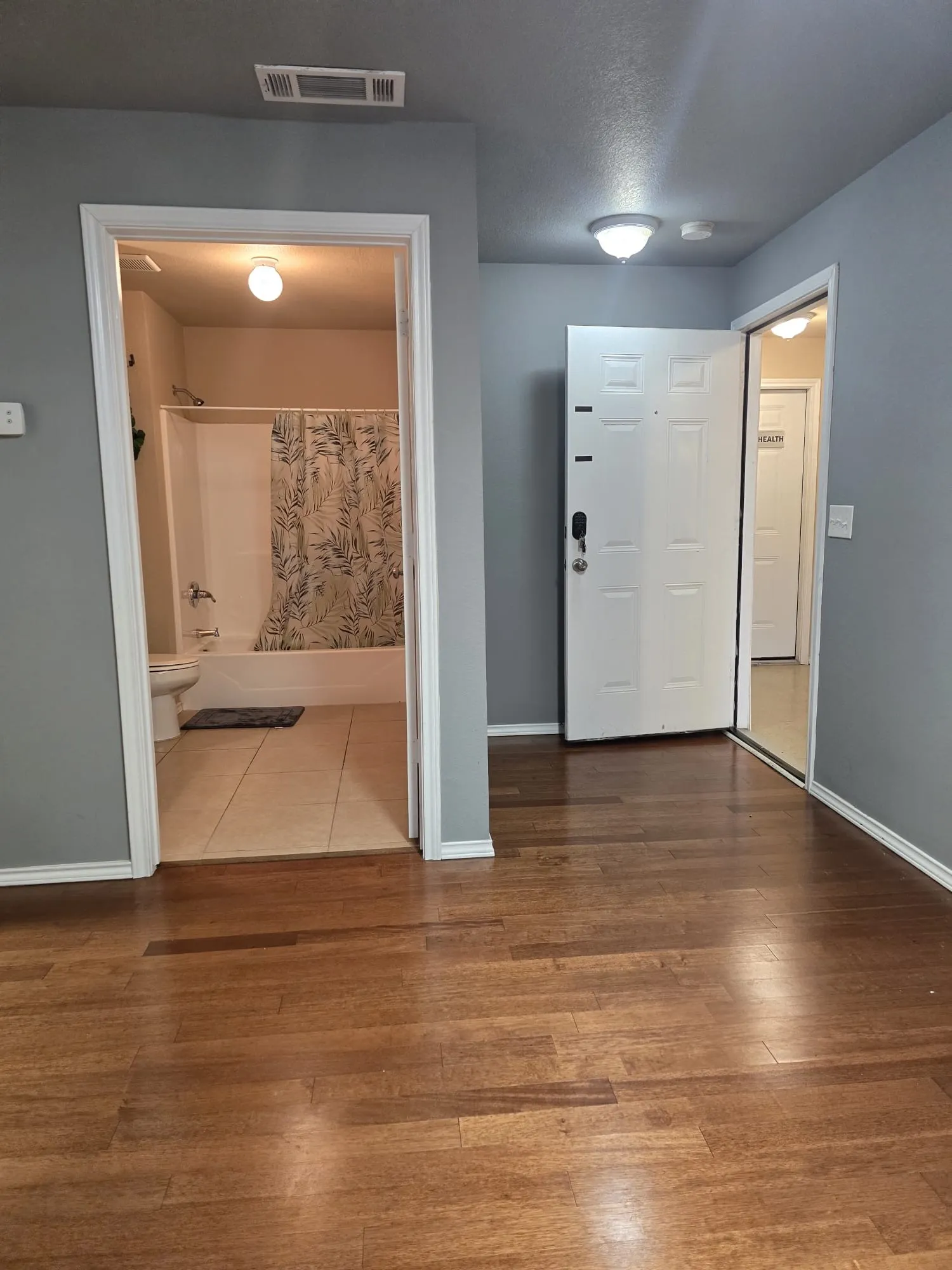 Apartment For Rent in Tarrant County , 654 Saint Louis Avenue 204, Fort Worth, Texas 76104, 1 Bedroom, 1 Bathroom, Garage spaces, 800 Sqft, built in 2009, Preowned, Price $1,300, mls#21197830, Real Estate Agent in Fort Worth, Homes For Rent in Tarrant county, Homes For Rent in Fort Worth, Realtor in Fort Worth Texas, Real Estate Brokerage Independent Realty Texas, Luminita Cordes Realtor