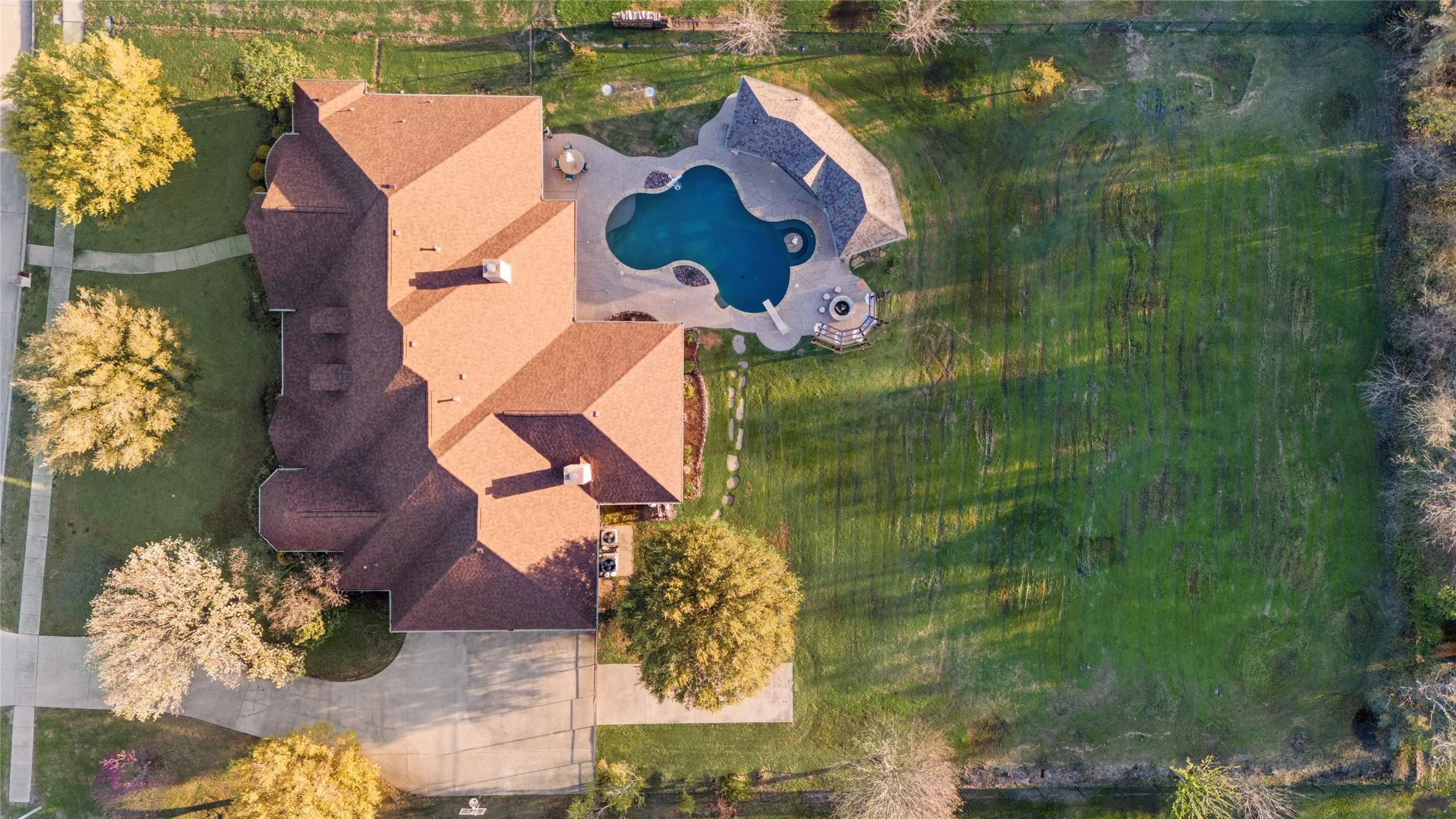 Single Family Residence For Sale in Rockwall County , 228 Crystal Court, Heath, Texas 75032, 4 Bedrooms, 3 Bathrooms, 3 Garage spaces, 3,947 Sqft, built in 2005, Preowned, Price $1,040,000, mls#21180269, Real Estate Agent in Heath, Homes For Sale in Rockwall county, Homes For Sale in Heath, Realtor in Heath Texas, Real Estate Brokerage Independent Realty Texas, Luminita Cordes Realtor