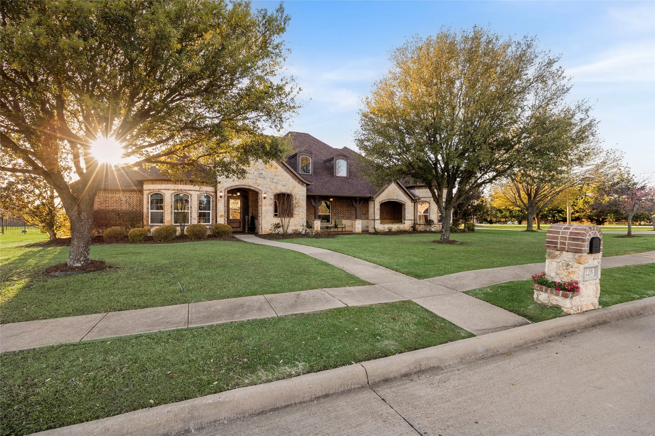Single Family Residence For Sale in Rockwall County , 228 Crystal Court, Heath, Texas 75032, 4 Bedrooms, 3 Bathrooms, 3 Garage spaces, 3,947 Sqft, built in 2005, Preowned, Price $1,040,000, mls#21180269, Real Estate Agent in Heath, Homes For Sale in Rockwall county, Homes For Sale in Heath, Realtor in Heath Texas, Real Estate Brokerage Independent Realty Texas, Luminita Cordes Realtor