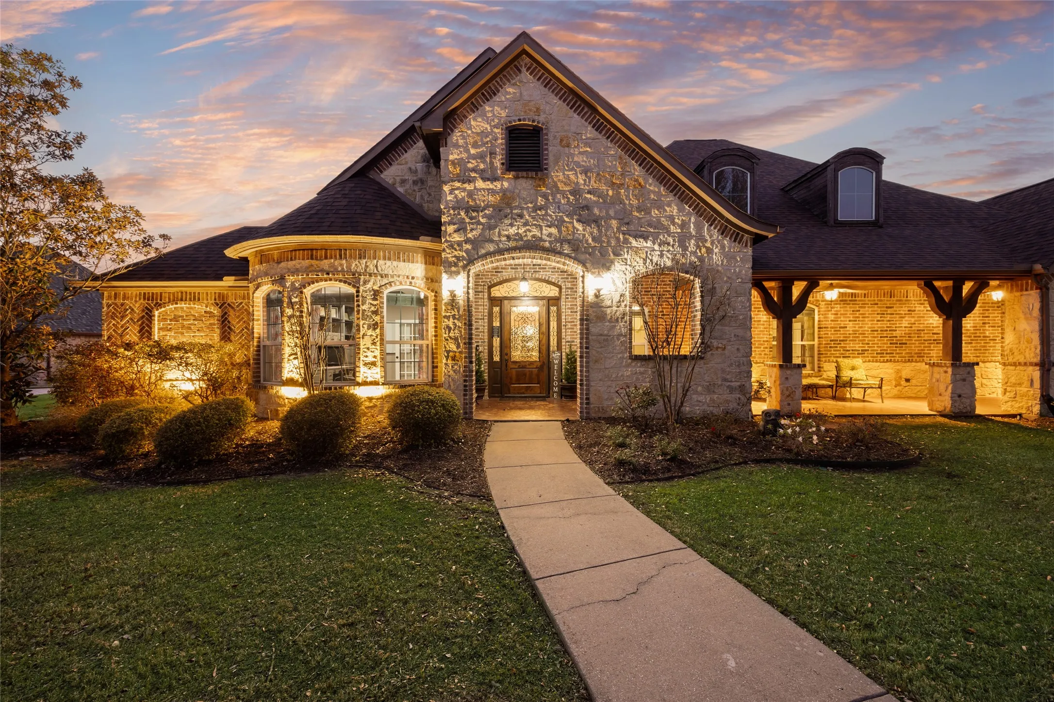 Single Family Residence For Sale in Rockwall County , 228 Crystal Court, Heath, Texas 75032, 4 Bedrooms, 3 Bathrooms, 3 Garage spaces, 3,947 Sqft, built in 2005, Preowned, Price $1,040,000, mls#21180269, Real Estate Agent in Heath, Homes For Sale in Rockwall county, Homes For Sale in Heath, Realtor in Heath Texas, Real Estate Brokerage Independent Realty Texas, Luminita Cordes Realtor
