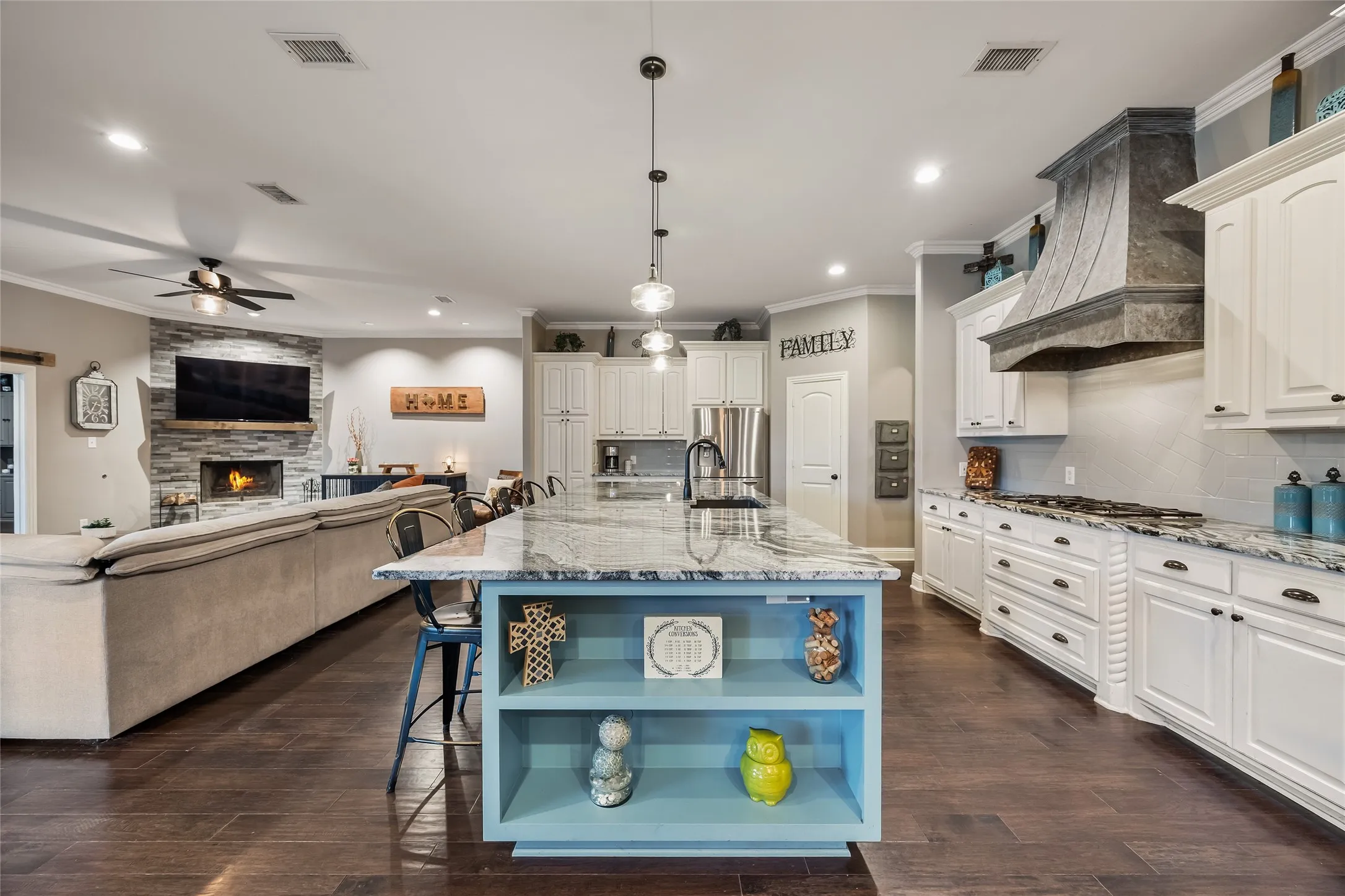 Single Family Residence For Sale in Rockwall County , 228 Crystal Court, Heath, Texas 75032, 4 Bedrooms, 3 Bathrooms, 3 Garage spaces, 3,947 Sqft, built in 2005, Preowned, Price $1,040,000, mls#21180269, Real Estate Agent in Heath, Homes For Sale in Rockwall county, Homes For Sale in Heath, Realtor in Heath Texas, Real Estate Brokerage Independent Realty Texas, Luminita Cordes Realtor