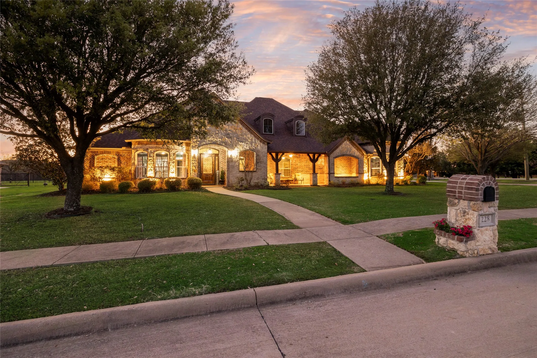 Single Family Residence For Sale in Rockwall County , 228 Crystal Court, Heath, Texas 75032, 4 Bedrooms, 3 Bathrooms, 3 Garage spaces, 3,947 Sqft, built in 2005, Preowned, Price $1,040,000, mls#21180269, Real Estate Agent in Heath, Homes For Sale in Rockwall county, Homes For Sale in Heath, Realtor in Heath Texas, Real Estate Brokerage Independent Realty Texas, Luminita Cordes Realtor