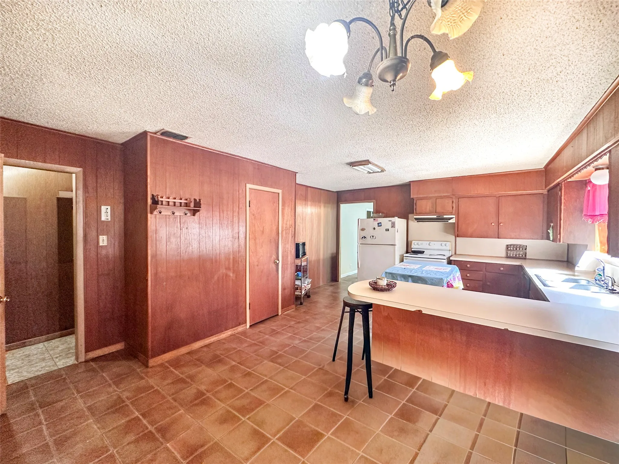 Single Family Residence For Sale in Henderson County , 22847 FM 2215, Frankston, Texas 75763, 2 Bedroom, 2 Bathroom, Garage spaces, 1,566 Sqft, built in 1973, mls#21197994, Real Estate Agent in Frankston, Homes For Sale in Henderson county, Homes For Sale in Frankston, Realtor in Frankston Texas, Real Estate Brokerage Independent Realty Texas, Luminita Cordes Realtor