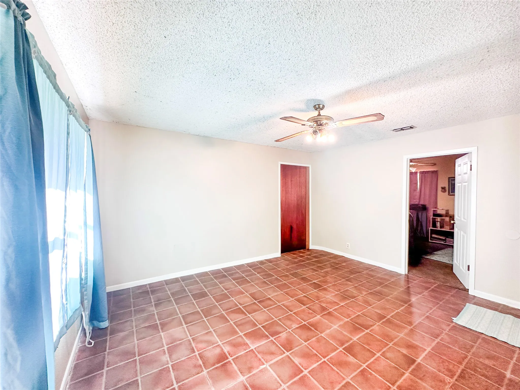 Single Family Residence For Sale in Henderson County , 22847 FM 2215, Frankston, Texas 75763, 2 Bedroom, 2 Bathroom, Garage spaces, 1,566 Sqft, built in 1973, mls#21197994, Real Estate Agent in Frankston, Homes For Sale in Henderson county, Homes For Sale in Frankston, Realtor in Frankston Texas, Real Estate Brokerage Independent Realty Texas, Luminita Cordes Realtor