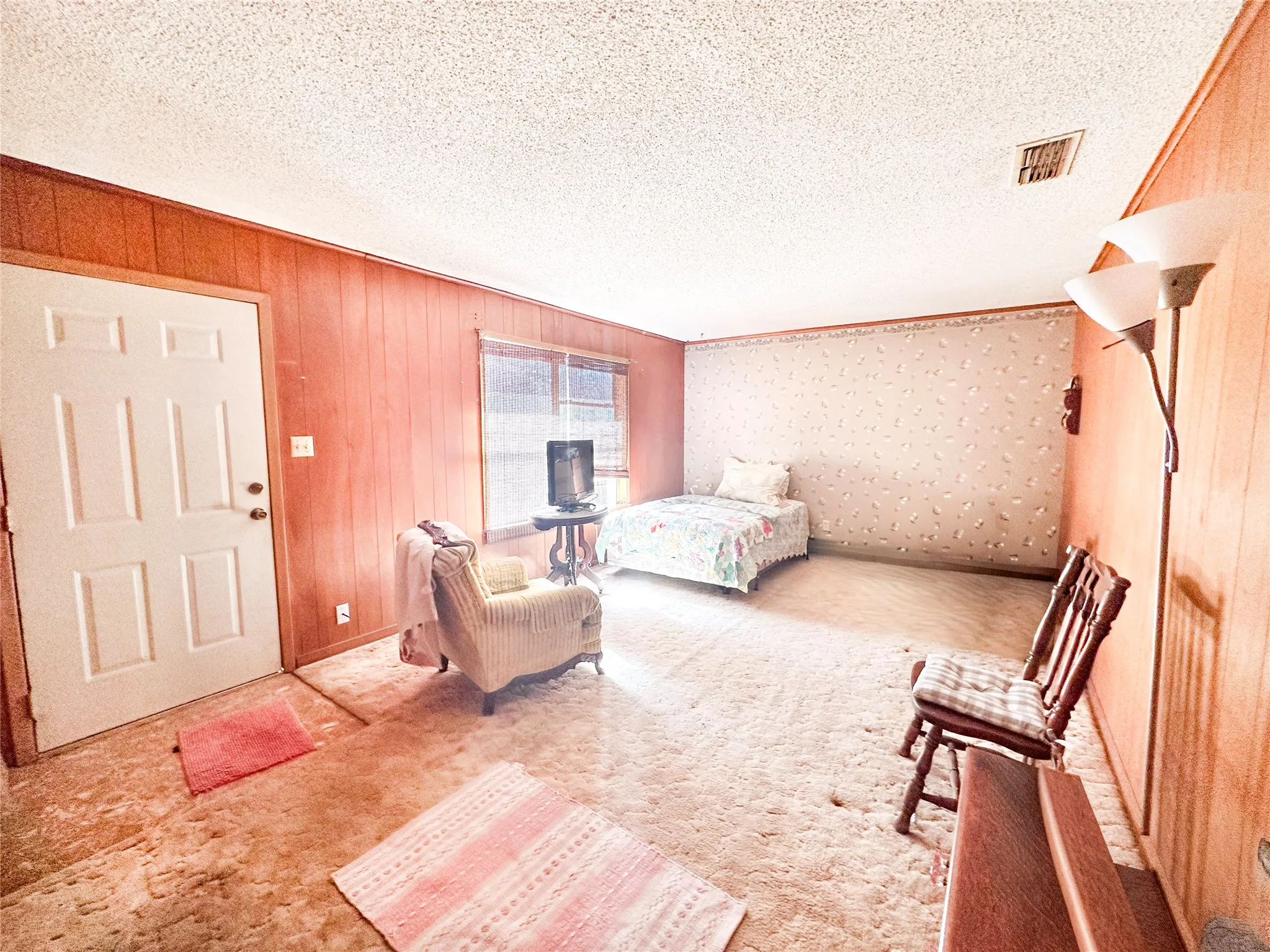 Single Family Residence For Sale in Henderson County , 22847 FM 2215, Frankston, Texas 75763, 2 Bedroom, 2 Bathroom, Garage spaces, 1,566 Sqft, built in 1973, mls#21197994, Real Estate Agent in Frankston, Homes For Sale in Henderson county, Homes For Sale in Frankston, Realtor in Frankston Texas, Real Estate Brokerage Independent Realty Texas, Luminita Cordes Realtor