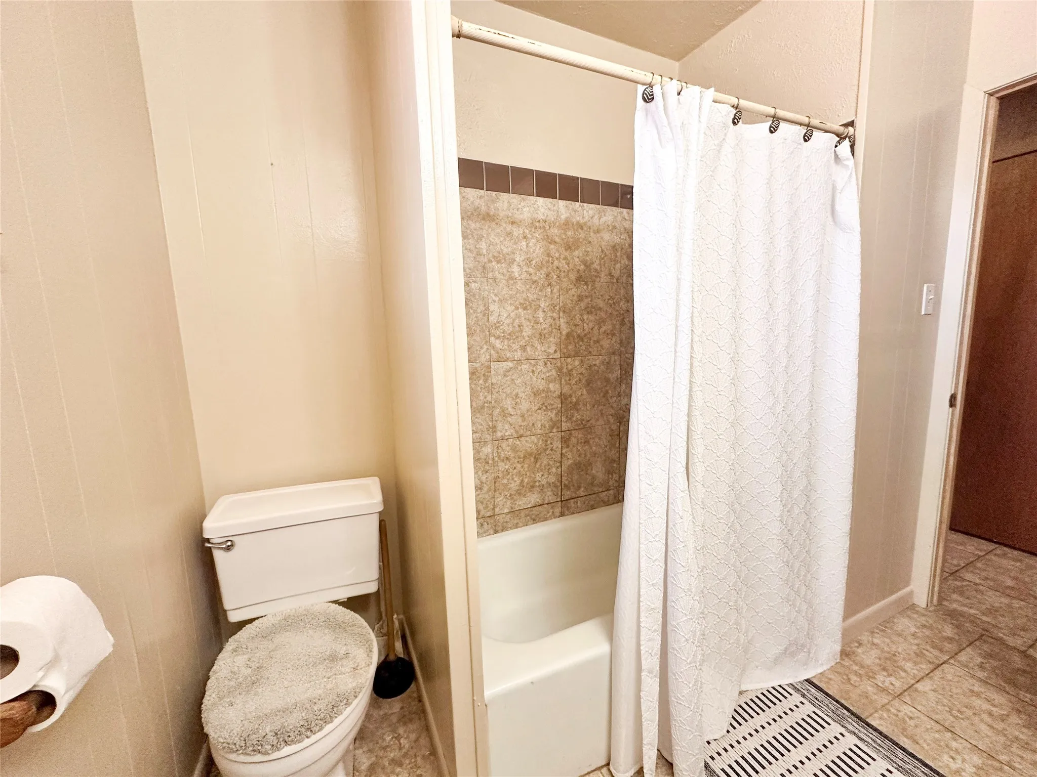 Single Family Residence For Sale in Henderson County , 22847 FM 2215, Frankston, Texas 75763, 2 Bedroom, 2 Bathroom, Garage spaces, 1,566 Sqft, built in 1973, mls#21197994, Real Estate Agent in Frankston, Homes For Sale in Henderson county, Homes For Sale in Frankston, Realtor in Frankston Texas, Real Estate Brokerage Independent Realty Texas, Luminita Cordes Realtor