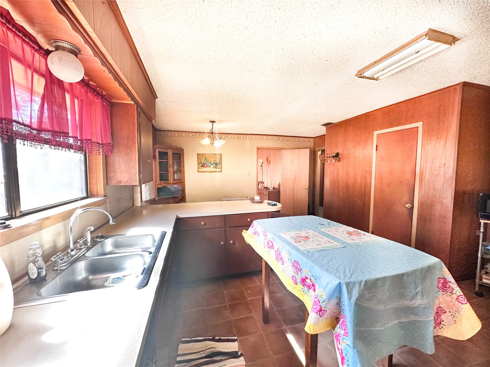 Single Family Residence For Sale in Henderson County , 22847 FM 2215, Frankston, Texas 75763, 2 Bedroom, 2 Bathroom, Garage spaces, 1,566 Sqft, built in 1973, mls#21197994, Real Estate Agent in Frankston, Homes For Sale in Henderson county, Homes For Sale in Frankston, Realtor in Frankston Texas, Real Estate Brokerage Independent Realty Texas, Luminita Cordes Realtor