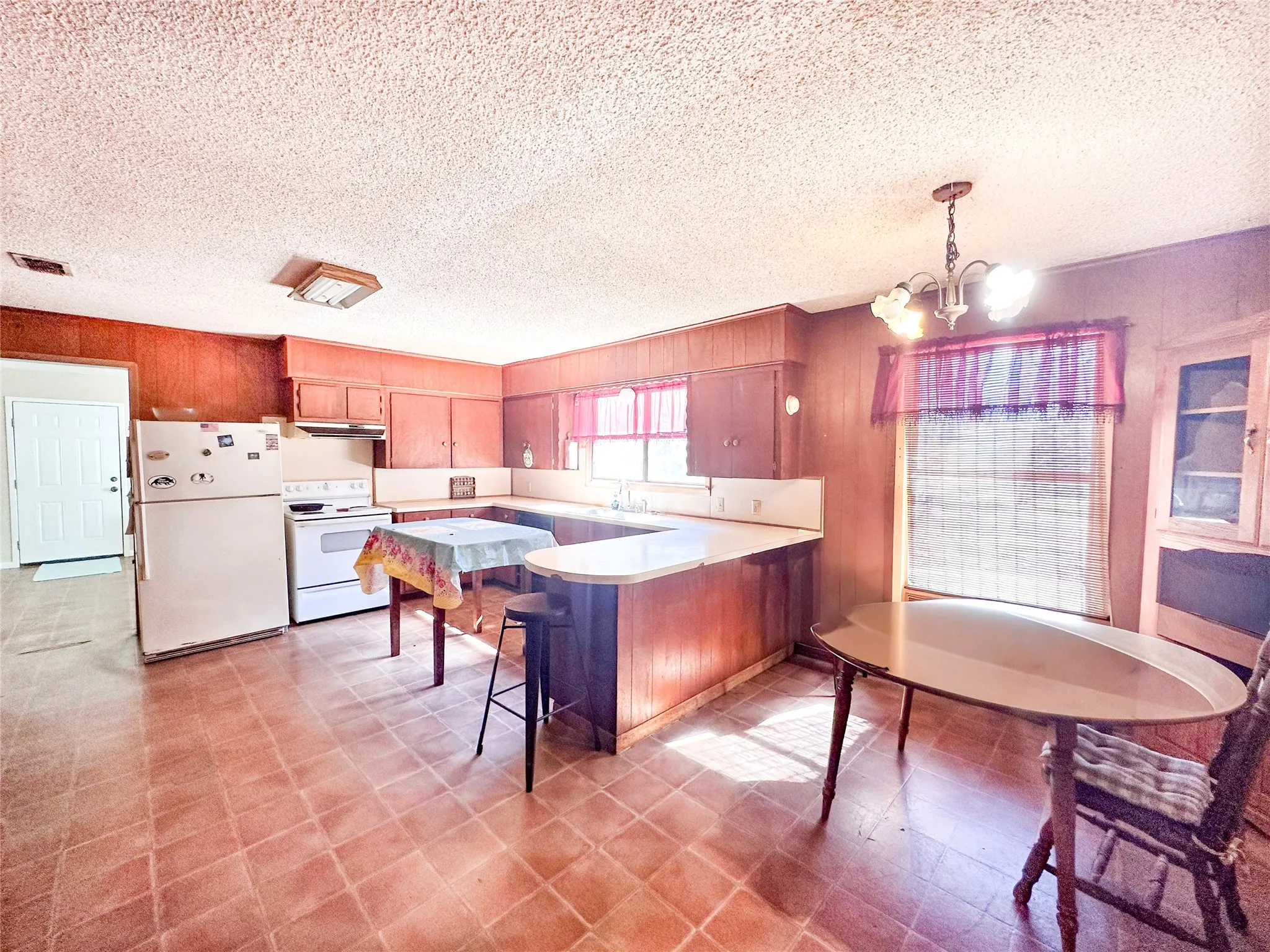 Single Family Residence For Sale in Henderson County , 22847 FM 2215, Frankston, Texas 75763, 2 Bedroom, 2 Bathroom, Garage spaces, 1,566 Sqft, built in 1973, mls#21197994, Real Estate Agent in Frankston, Homes For Sale in Henderson county, Homes For Sale in Frankston, Realtor in Frankston Texas, Real Estate Brokerage Independent Realty Texas, Luminita Cordes Realtor