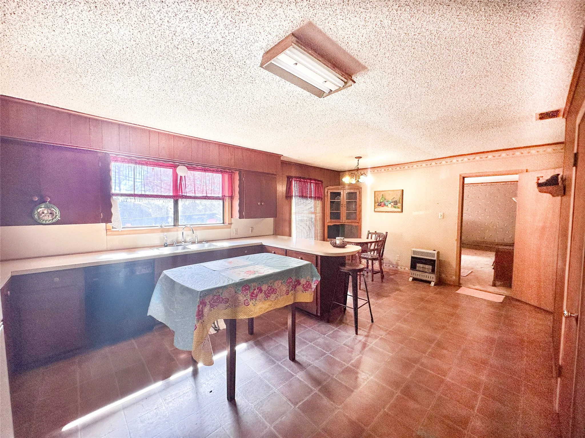 Single Family Residence For Sale in Henderson County , 22847 FM 2215, Frankston, Texas 75763, 2 Bedroom, 2 Bathroom, Garage spaces, 1,566 Sqft, built in 1973, mls#21197994, Real Estate Agent in Frankston, Homes For Sale in Henderson county, Homes For Sale in Frankston, Realtor in Frankston Texas, Real Estate Brokerage Independent Realty Texas, Luminita Cordes Realtor