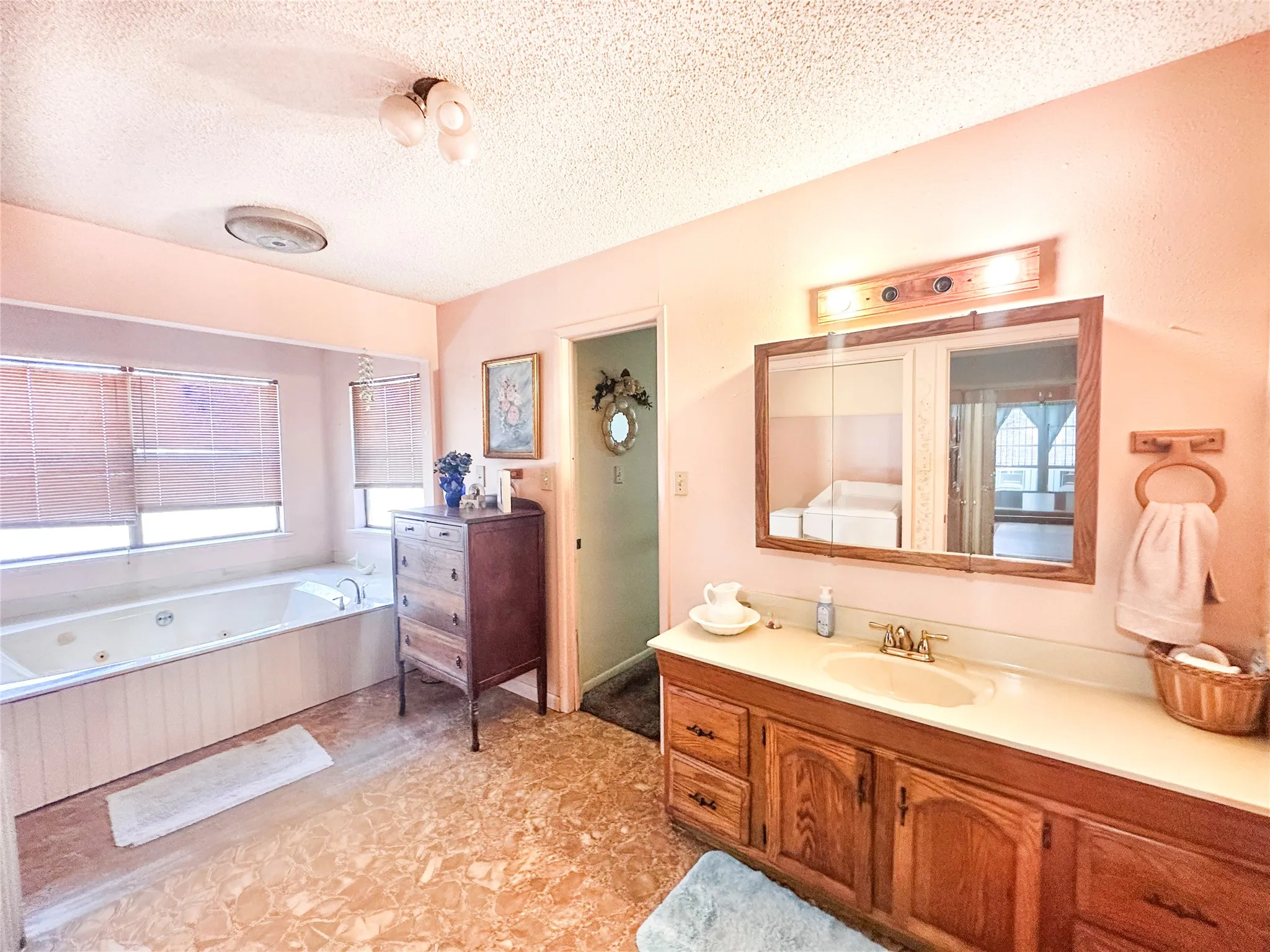 Single Family Residence For Sale in Henderson County , 22847 FM 2215, Frankston, Texas 75763, 2 Bedroom, 2 Bathroom, Garage spaces, 1,566 Sqft, built in 1973, mls#21197994, Real Estate Agent in Frankston, Homes For Sale in Henderson county, Homes For Sale in Frankston, Realtor in Frankston Texas, Real Estate Brokerage Independent Realty Texas, Luminita Cordes Realtor