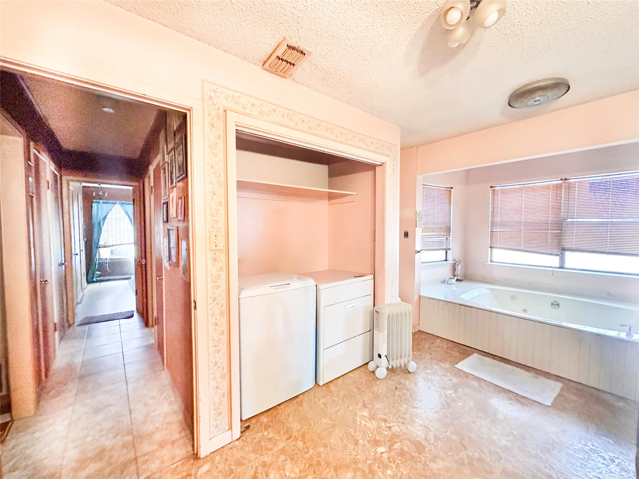 Single Family Residence For Sale in Henderson County , 22847 FM 2215, Frankston, Texas 75763, 2 Bedroom, 2 Bathroom, Garage spaces, 1,566 Sqft, built in 1973, mls#21197994, Real Estate Agent in Frankston, Homes For Sale in Henderson county, Homes For Sale in Frankston, Realtor in Frankston Texas, Real Estate Brokerage Independent Realty Texas, Luminita Cordes Realtor