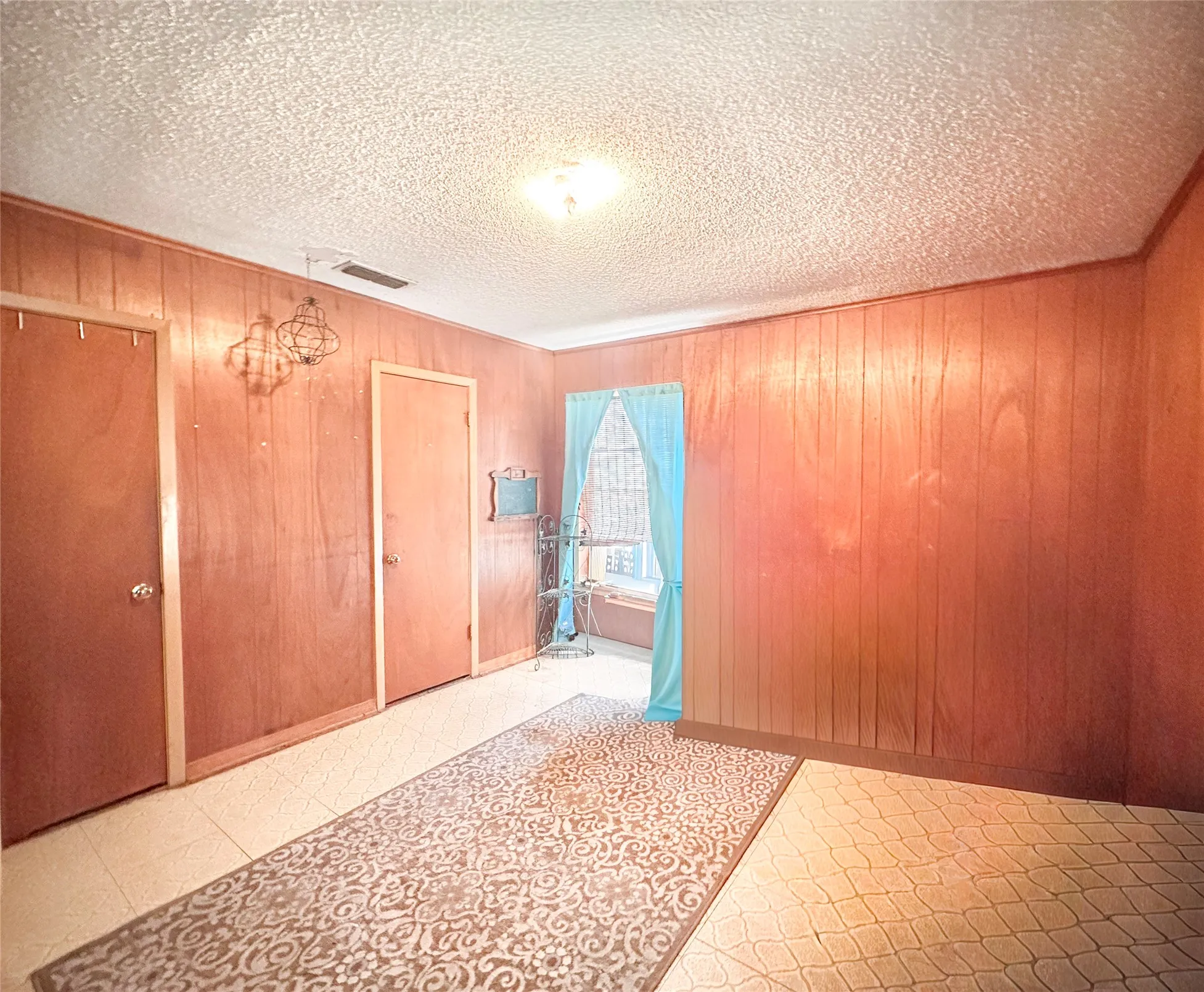 Single Family Residence For Sale in Henderson County , 22847 FM 2215, Frankston, Texas 75763, 2 Bedroom, 2 Bathroom, Garage spaces, 1,566 Sqft, built in 1973, mls#21197994, Real Estate Agent in Frankston, Homes For Sale in Henderson county, Homes For Sale in Frankston, Realtor in Frankston Texas, Real Estate Brokerage Independent Realty Texas, Luminita Cordes Realtor