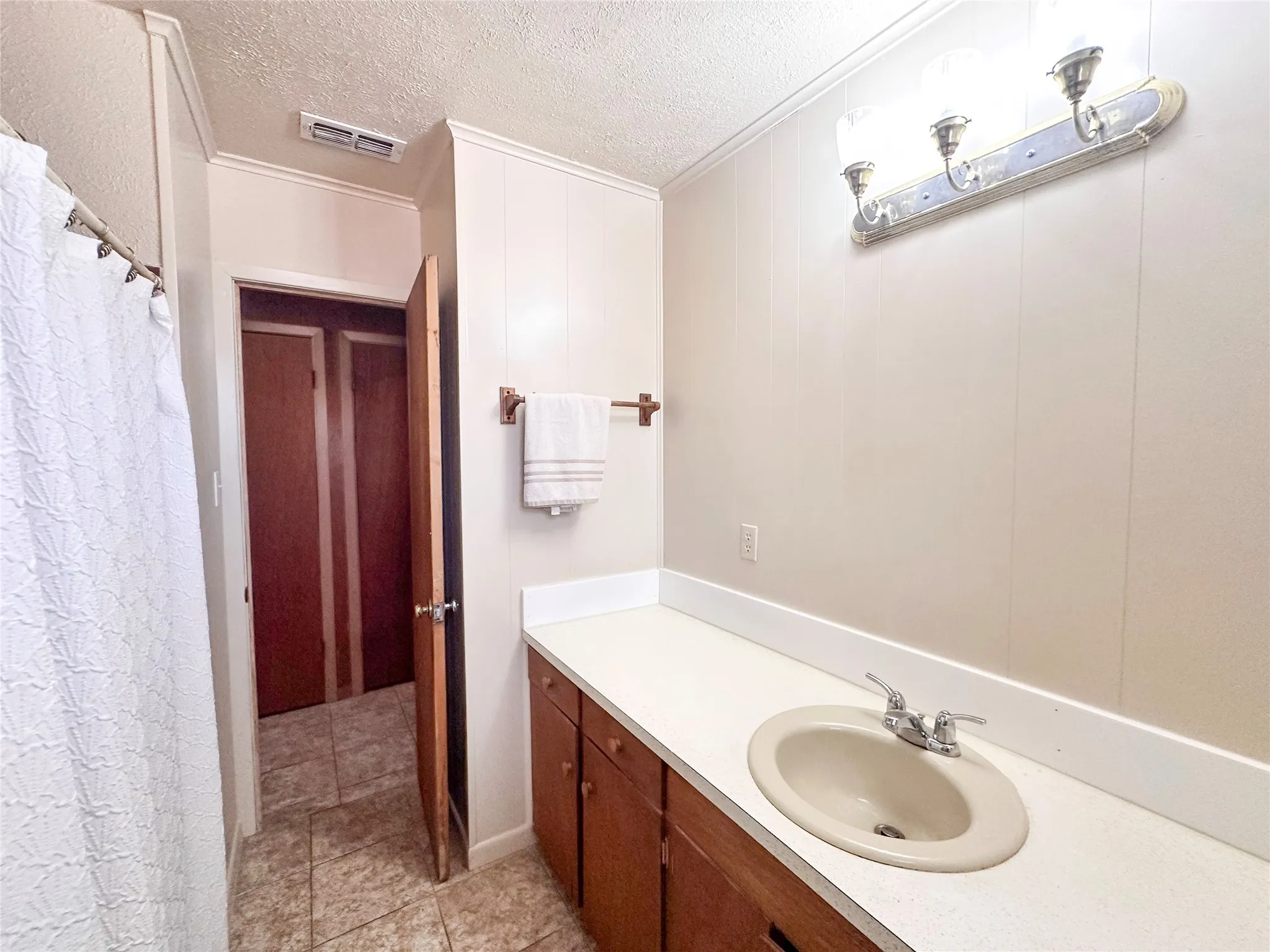 Single Family Residence For Sale in Henderson County , 22847 FM 2215, Frankston, Texas 75763, 2 Bedroom, 2 Bathroom, Garage spaces, 1,566 Sqft, built in 1973, mls#21197994, Real Estate Agent in Frankston, Homes For Sale in Henderson county, Homes For Sale in Frankston, Realtor in Frankston Texas, Real Estate Brokerage Independent Realty Texas, Luminita Cordes Realtor