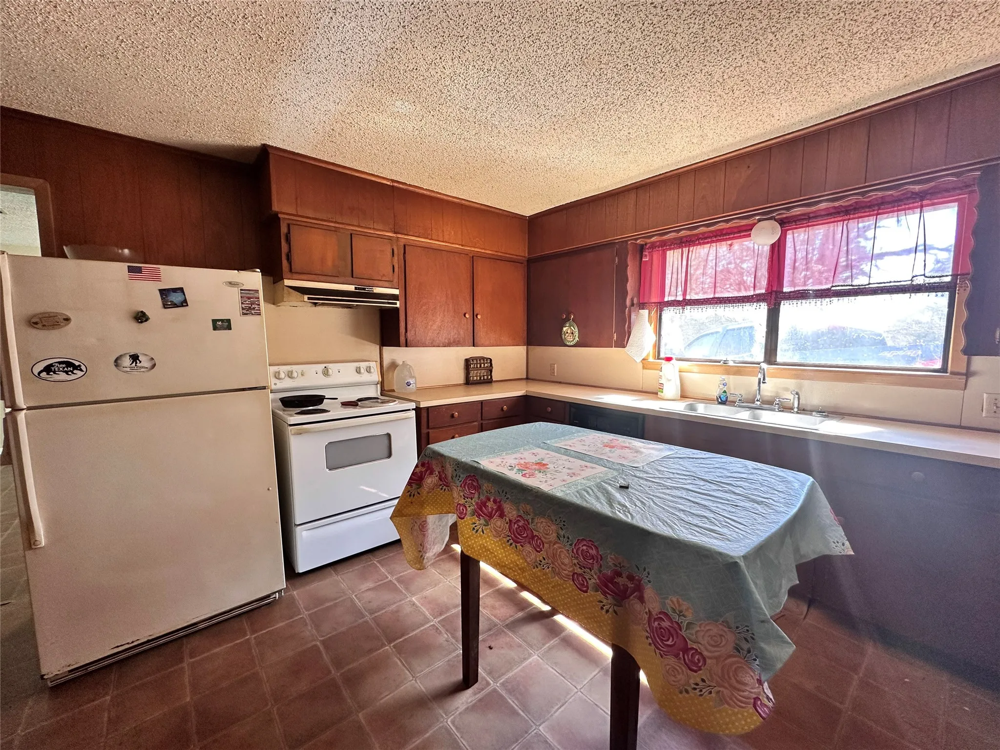 Single Family Residence For Sale in Henderson County , 22847 FM 2215, Frankston, Texas 75763, 2 Bedroom, 2 Bathroom, Garage spaces, 1,566 Sqft, built in 1973, mls#21197994, Real Estate Agent in Frankston, Homes For Sale in Henderson county, Homes For Sale in Frankston, Realtor in Frankston Texas, Real Estate Brokerage Independent Realty Texas, Luminita Cordes Realtor
