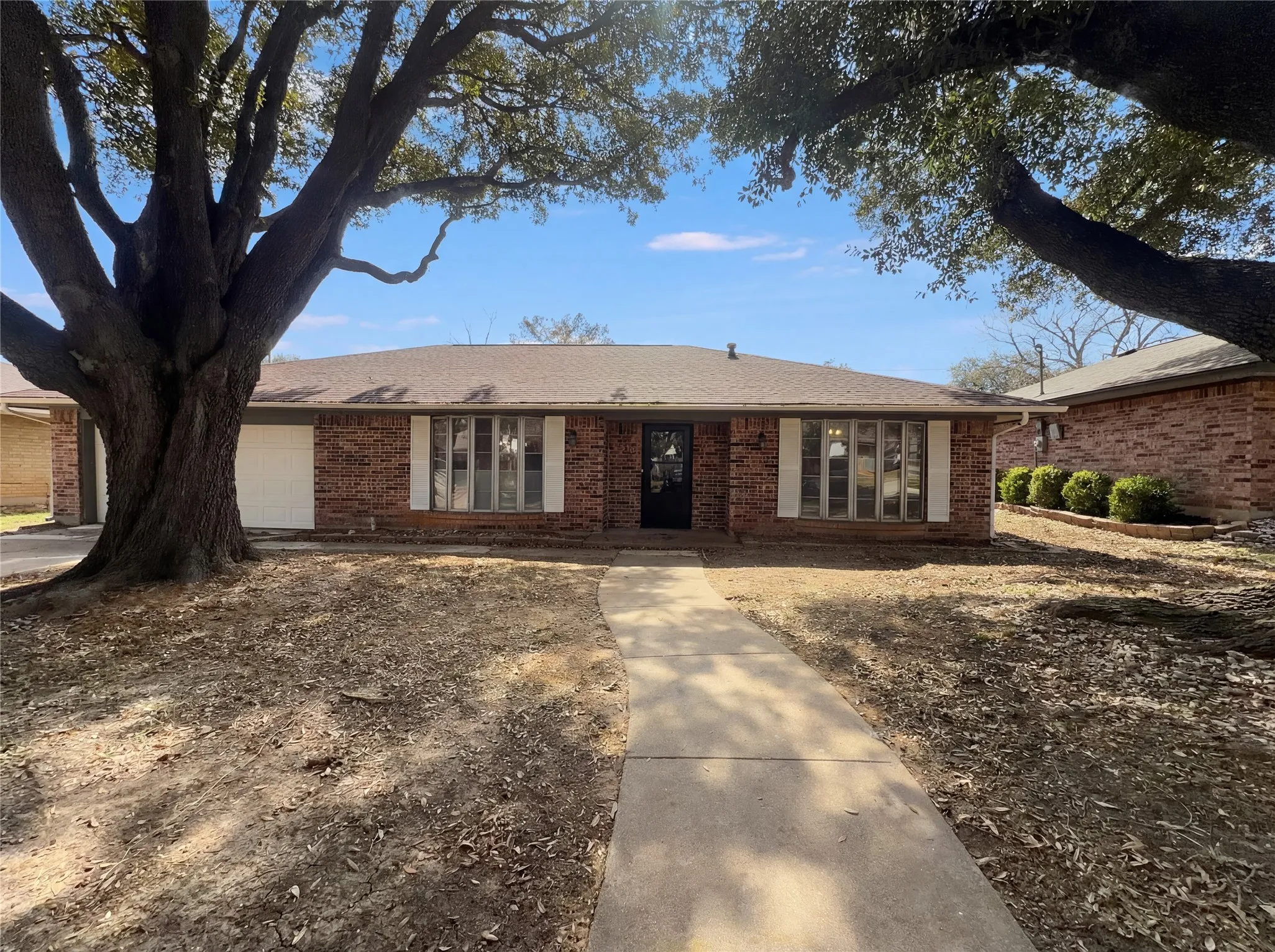 Single Family Residence For Sale in Tarrant County , 5310 Firewood Drive, Arlington, Texas 76016, 3 Bedroom, 2 Bathroom, 2 Garage spaces, 2,151 Sqft, built in 1974, Preowned, mls#21197784, Real Estate Agent in Arlington, Homes For Sale in Tarrant county, Homes For Sale in Arlington, Realtor in Arlington Texas, Real Estate Brokerage Independent Realty Texas, Luminita Cordes Realtor