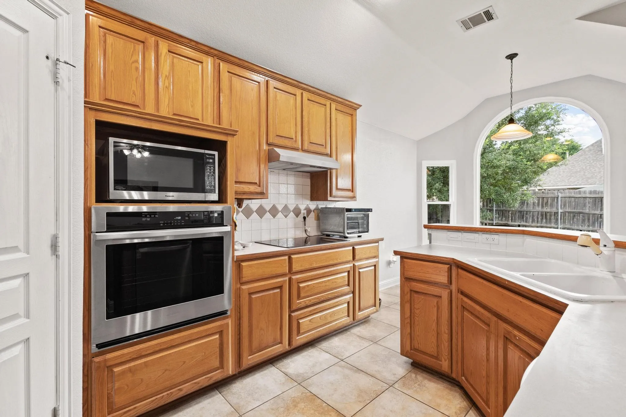 Single Family Residence For Sale in Denton County , 2009 Lake Fork Court, Denton, Texas 76210, 4 Bedroom, 2 Bathroom, 2 Garage spaces, 2,030 Sqft, built in 1998, Preowned, mls#21197892, Real Estate Agent in Denton, Homes For Sale in Denton county, Homes For Sale in Denton, Realtor in Denton Texas, Real Estate Brokerage Independent Realty Texas, Luminita Cordes Realtor