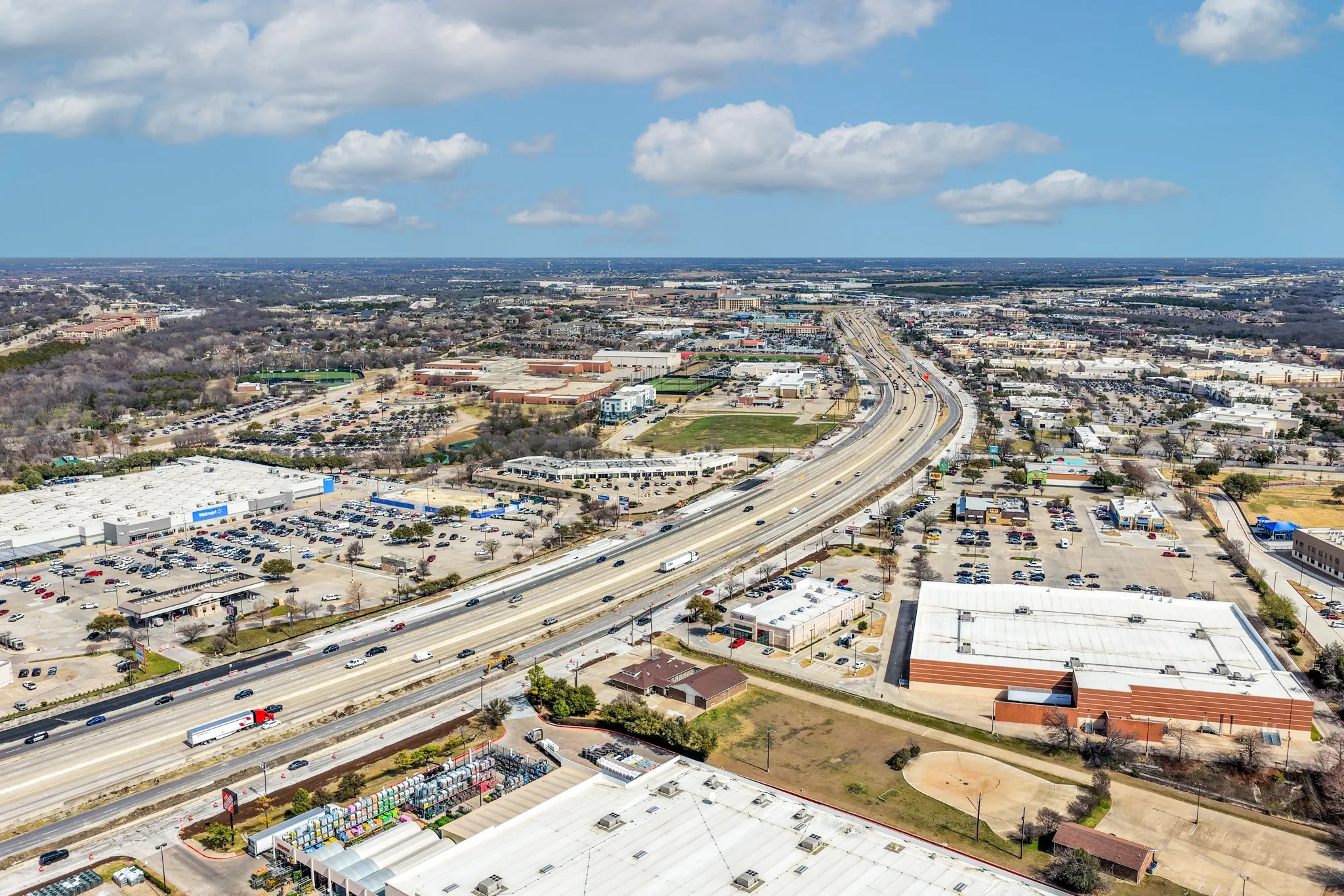 Drone / aerial view of a main thoroughfare