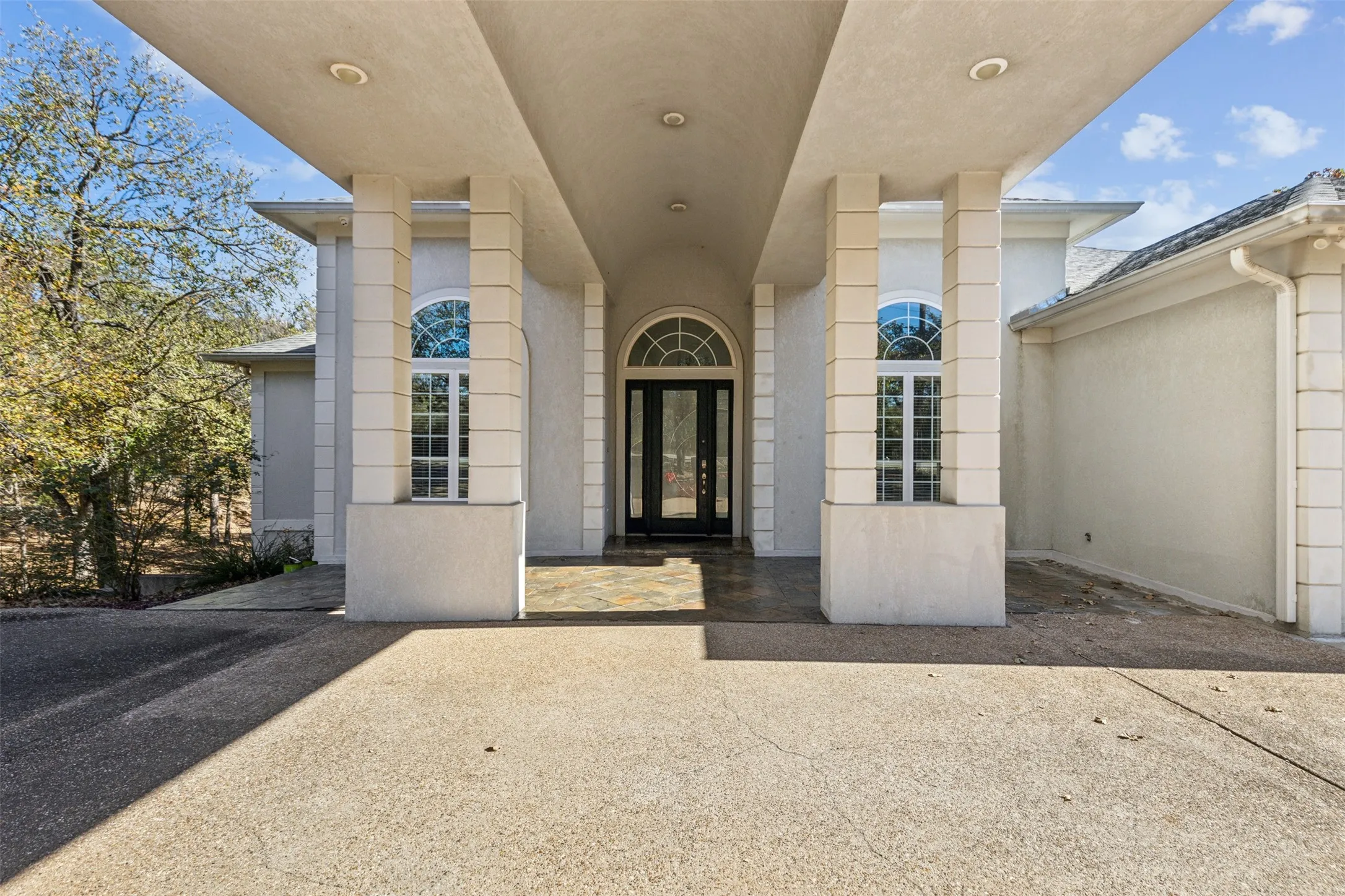 Single Family Residence For Sale in Tarrant County , 2109 Cooks Lane, Fort Worth, Texas 76120, 3 Bedroom, 3 Bathroom, 2 Garage spaces, 5,558 Sqft, built in 2005, Preowned, mls#21197944, Real Estate Agent in Fort Worth, Homes For Sale in Tarrant county, Homes For Sale in Fort Worth, Realtor in Fort Worth Texas, Real Estate Brokerage Independent Realty Texas, Luminita Cordes Realtor