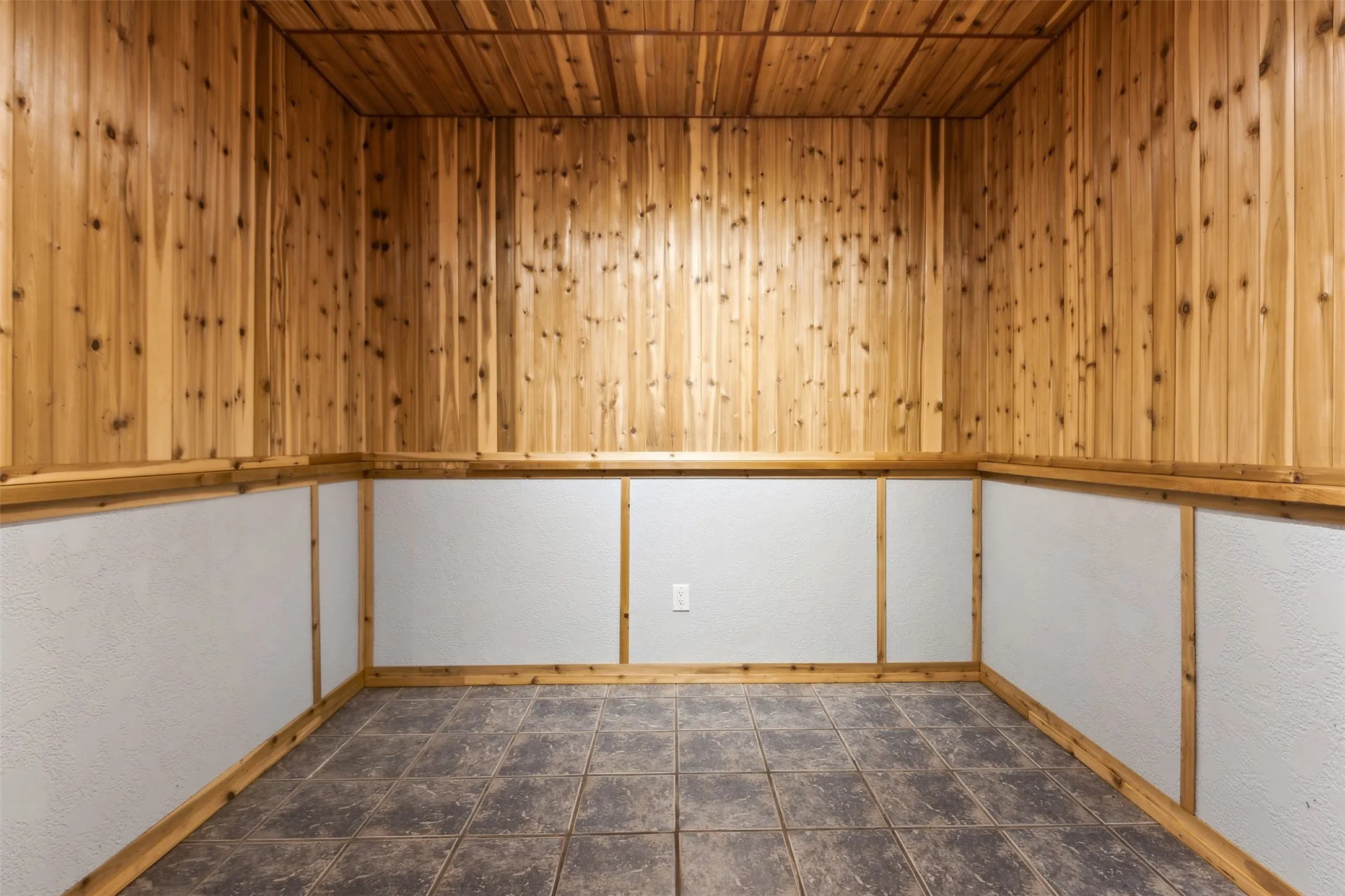 Single Family Residence For Sale in Tarrant County , 2109 Cooks Lane, Fort Worth, Texas 76120, 3 Bedroom, 3 Bathroom, 2 Garage spaces, 5,558 Sqft, built in 2005, Preowned, mls#21197944, Real Estate Agent in Fort Worth, Homes For Sale in Tarrant county, Homes For Sale in Fort Worth, Realtor in Fort Worth Texas, Real Estate Brokerage Independent Realty Texas, Luminita Cordes Realtor