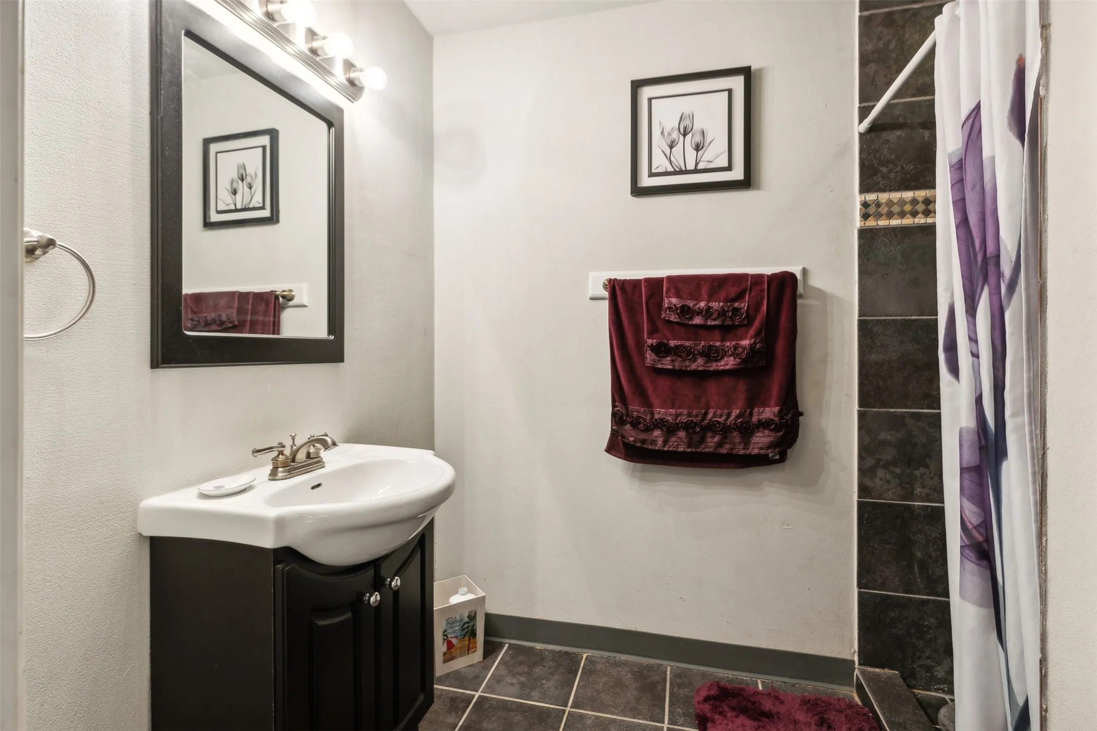 Single Family Residence For Sale in Tarrant County , 2109 Cooks Lane, Fort Worth, Texas 76120, 3 Bedroom, 3 Bathroom, 2 Garage spaces, 5,558 Sqft, built in 2005, Preowned, mls#21197944, Real Estate Agent in Fort Worth, Homes For Sale in Tarrant county, Homes For Sale in Fort Worth, Realtor in Fort Worth Texas, Real Estate Brokerage Independent Realty Texas, Luminita Cordes Realtor