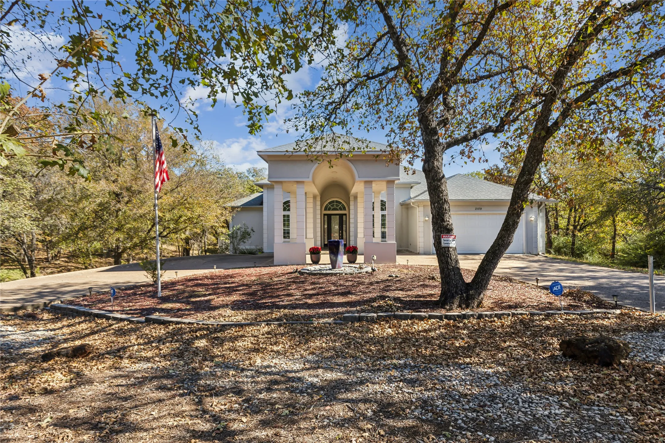 Single Family Residence For Sale in Tarrant County , 2109 Cooks Lane, Fort Worth, Texas 76120, 3 Bedroom, 3 Bathroom, 2 Garage spaces, 5,558 Sqft, built in 2005, Preowned, mls#21197944, Real Estate Agent in Fort Worth, Homes For Sale in Tarrant county, Homes For Sale in Fort Worth, Realtor in Fort Worth Texas, Real Estate Brokerage Independent Realty Texas, Luminita Cordes Realtor