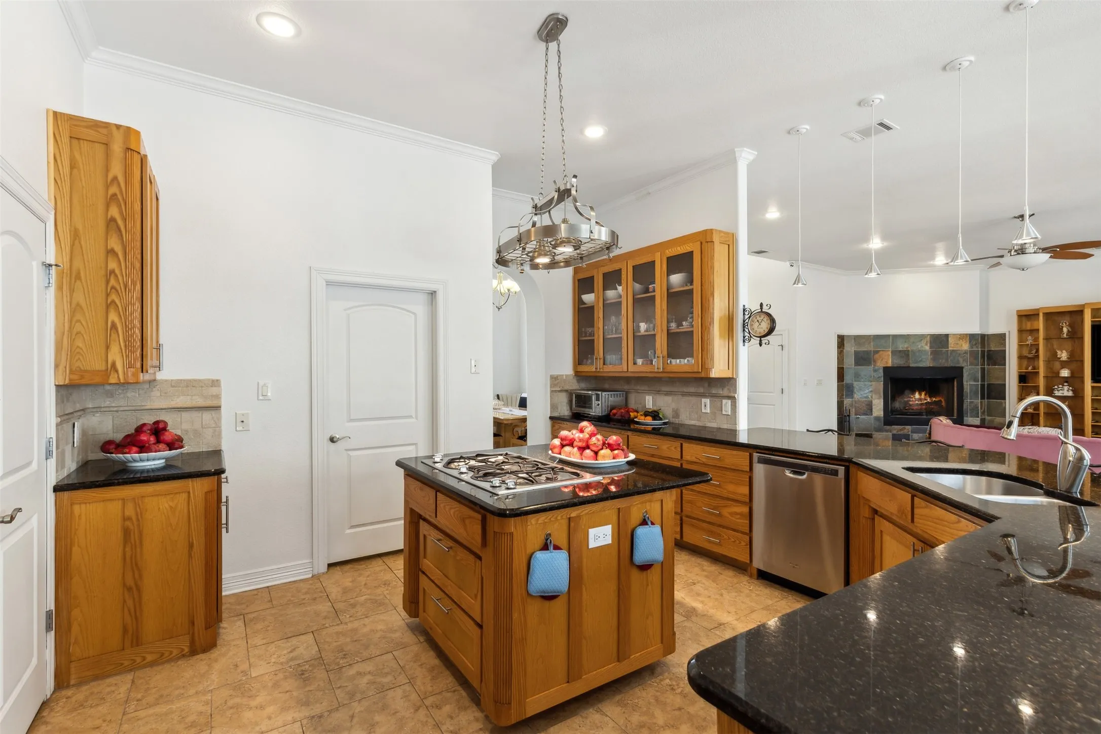 Single Family Residence For Sale in Tarrant County , 2109 Cooks Lane, Fort Worth, Texas 76120, 3 Bedroom, 3 Bathroom, 2 Garage spaces, 5,558 Sqft, built in 2005, Preowned, mls#21197944, Real Estate Agent in Fort Worth, Homes For Sale in Tarrant county, Homes For Sale in Fort Worth, Realtor in Fort Worth Texas, Real Estate Brokerage Independent Realty Texas, Luminita Cordes Realtor