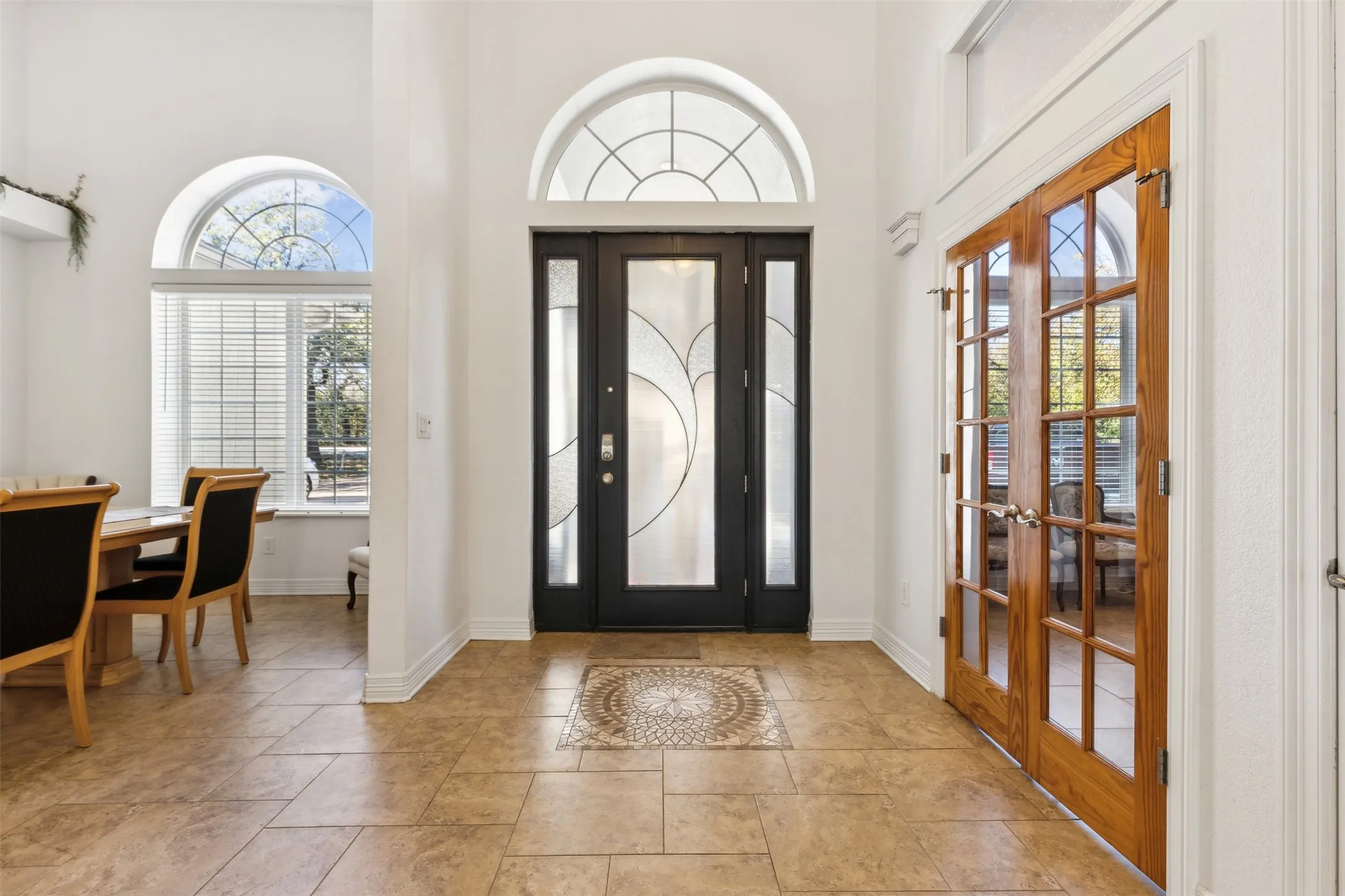 Single Family Residence For Sale in Tarrant County , 2109 Cooks Lane, Fort Worth, Texas 76120, 3 Bedroom, 3 Bathroom, 2 Garage spaces, 5,558 Sqft, built in 2005, Preowned, mls#21197944, Real Estate Agent in Fort Worth, Homes For Sale in Tarrant county, Homes For Sale in Fort Worth, Realtor in Fort Worth Texas, Real Estate Brokerage Independent Realty Texas, Luminita Cordes Realtor