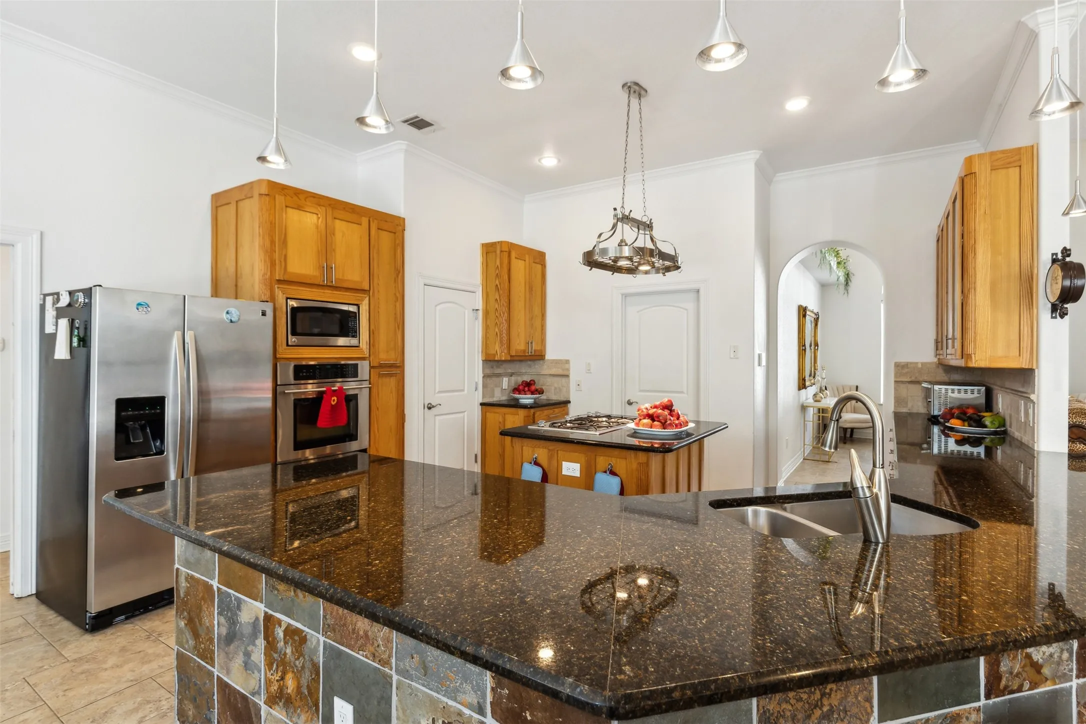 Single Family Residence For Sale in Tarrant County , 2109 Cooks Lane, Fort Worth, Texas 76120, 3 Bedroom, 3 Bathroom, 2 Garage spaces, 5,558 Sqft, built in 2005, Preowned, mls#21197944, Real Estate Agent in Fort Worth, Homes For Sale in Tarrant county, Homes For Sale in Fort Worth, Realtor in Fort Worth Texas, Real Estate Brokerage Independent Realty Texas, Luminita Cordes Realtor