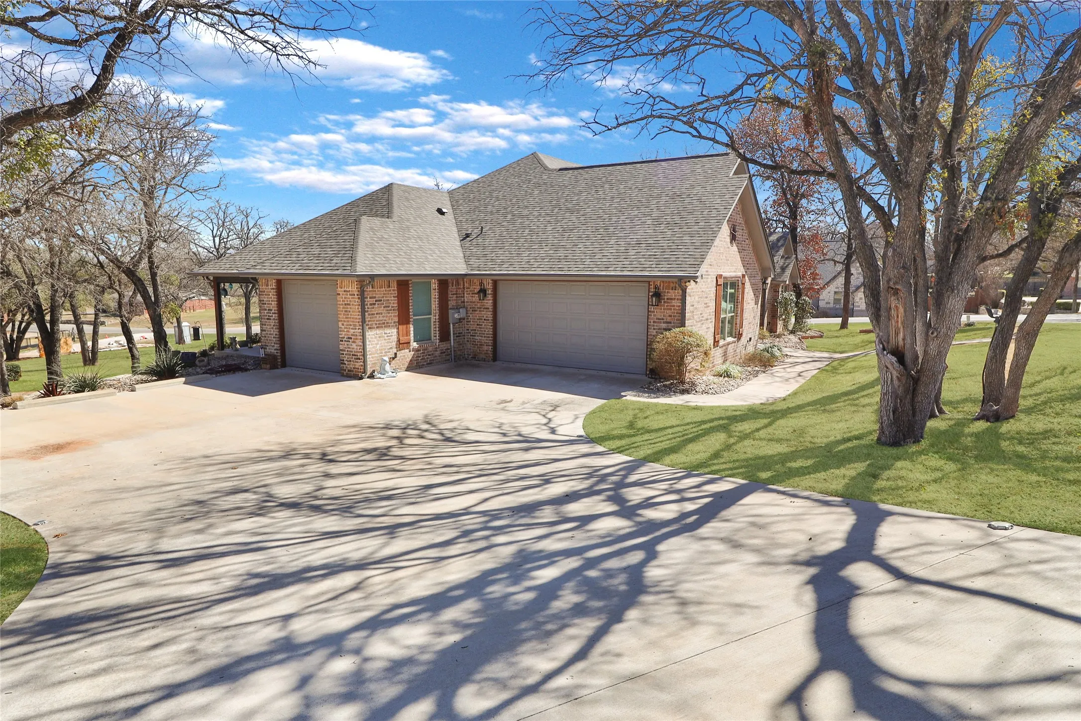 Single Family Residence For Sale in Hood County , 8701 Oakland Court, Granbury, Texas 76049, 3 Bedrooms, 2 Bathrooms, 3 Garage spaces, 2,121 Sqft, built in 2020, Price $484,999, mls#21198220, Real Estate Agent in Granbury, Homes For Sale in Hood county, Homes For Sale in Granbury, Realtor in Granbury Texas, Real Estate Brokerage Independent Realty Texas, Luminita Cordes Realtor