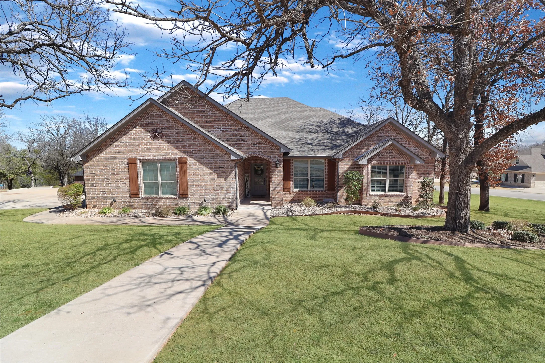 Single Family Residence For Sale in Hood County , 8701 Oakland Court, Granbury, Texas 76049, 3 Bedrooms, 2 Bathrooms, 3 Garage spaces, 2,121 Sqft, built in 2020, Price $484,999, mls#21198220, Real Estate Agent in Granbury, Homes For Sale in Hood county, Homes For Sale in Granbury, Realtor in Granbury Texas, Real Estate Brokerage Independent Realty Texas, Luminita Cordes Realtor