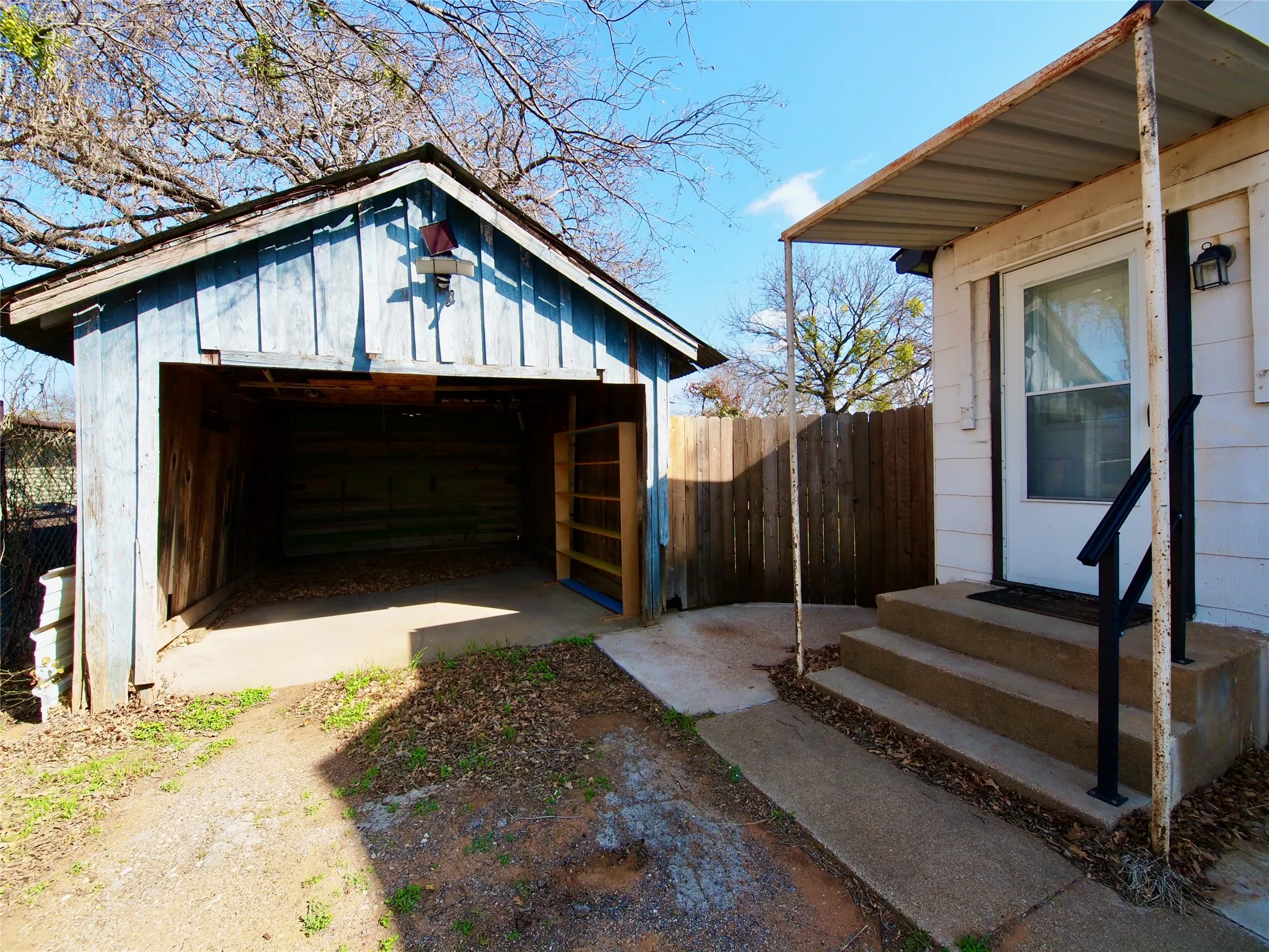 Single Family Residence For Sale in Young County , 1327 Old Jacksboro Road, Graham, Texas 76450, 2 Bedroom, 1 Bathroom, Garage spaces, 852 Sqft, built in 1945, mls#21198235, Real Estate Agent in Graham, Homes For Sale in Young county, Homes For Sale in Graham, Realtor in Graham Texas, Real Estate Brokerage Independent Realty Texas, Luminita Cordes Realtor