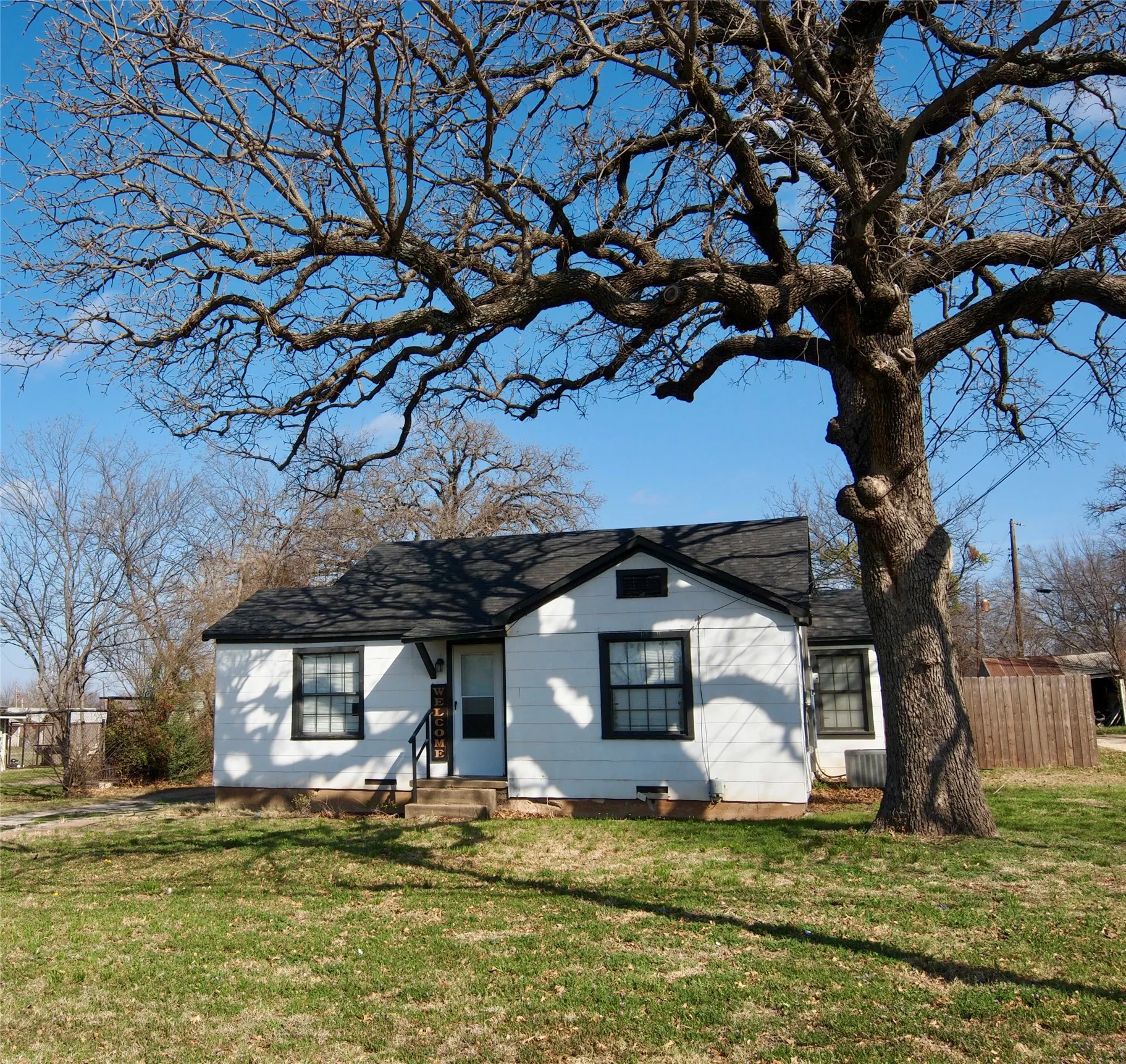 Single Family Residence For Sale in Young County , 1327 Old Jacksboro Road, Graham, Texas 76450, 2 Bedroom, 1 Bathroom, Garage spaces, 852 Sqft, built in 1945, mls#21198235, Real Estate Agent in Graham, Homes For Sale in Young county, Homes For Sale in Graham, Realtor in Graham Texas, Real Estate Brokerage Independent Realty Texas, Luminita Cordes Realtor