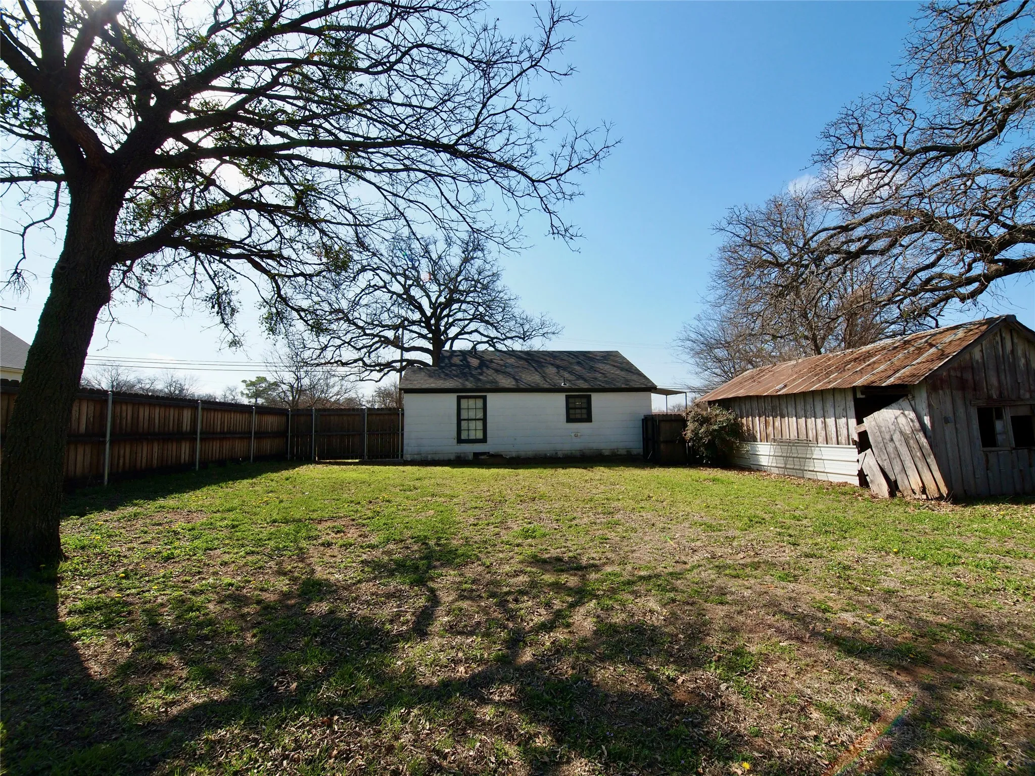 Single Family Residence For Sale in Young County , 1327 Old Jacksboro Road, Graham, Texas 76450, 2 Bedroom, 1 Bathroom, Garage spaces, 852 Sqft, built in 1945, mls#21198235, Real Estate Agent in Graham, Homes For Sale in Young county, Homes For Sale in Graham, Realtor in Graham Texas, Real Estate Brokerage Independent Realty Texas, Luminita Cordes Realtor