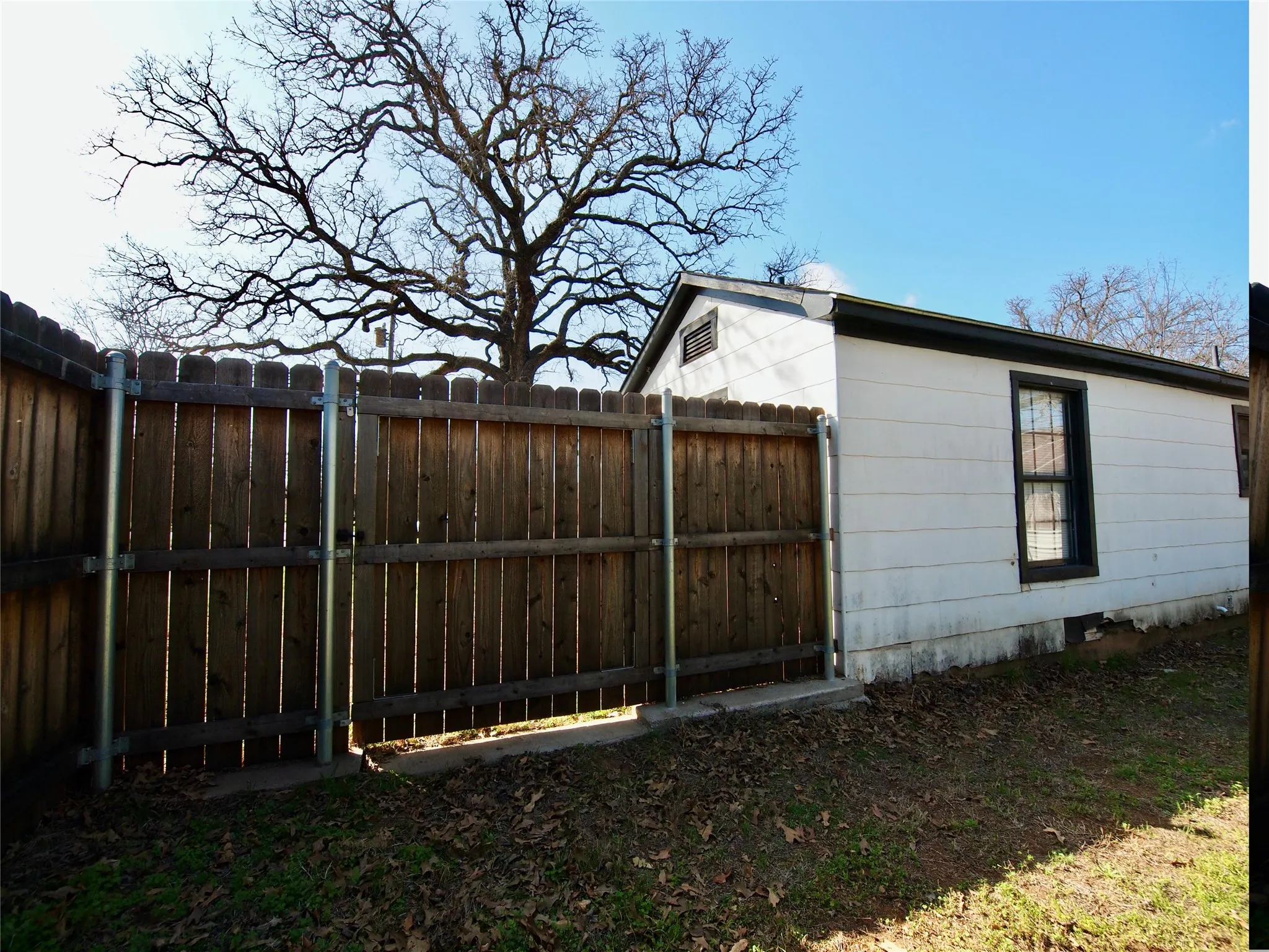 Single Family Residence For Sale in Young County , 1327 Old Jacksboro Road, Graham, Texas 76450, 2 Bedroom, 1 Bathroom, Garage spaces, 852 Sqft, built in 1945, mls#21198235, Real Estate Agent in Graham, Homes For Sale in Young county, Homes For Sale in Graham, Realtor in Graham Texas, Real Estate Brokerage Independent Realty Texas, Luminita Cordes Realtor