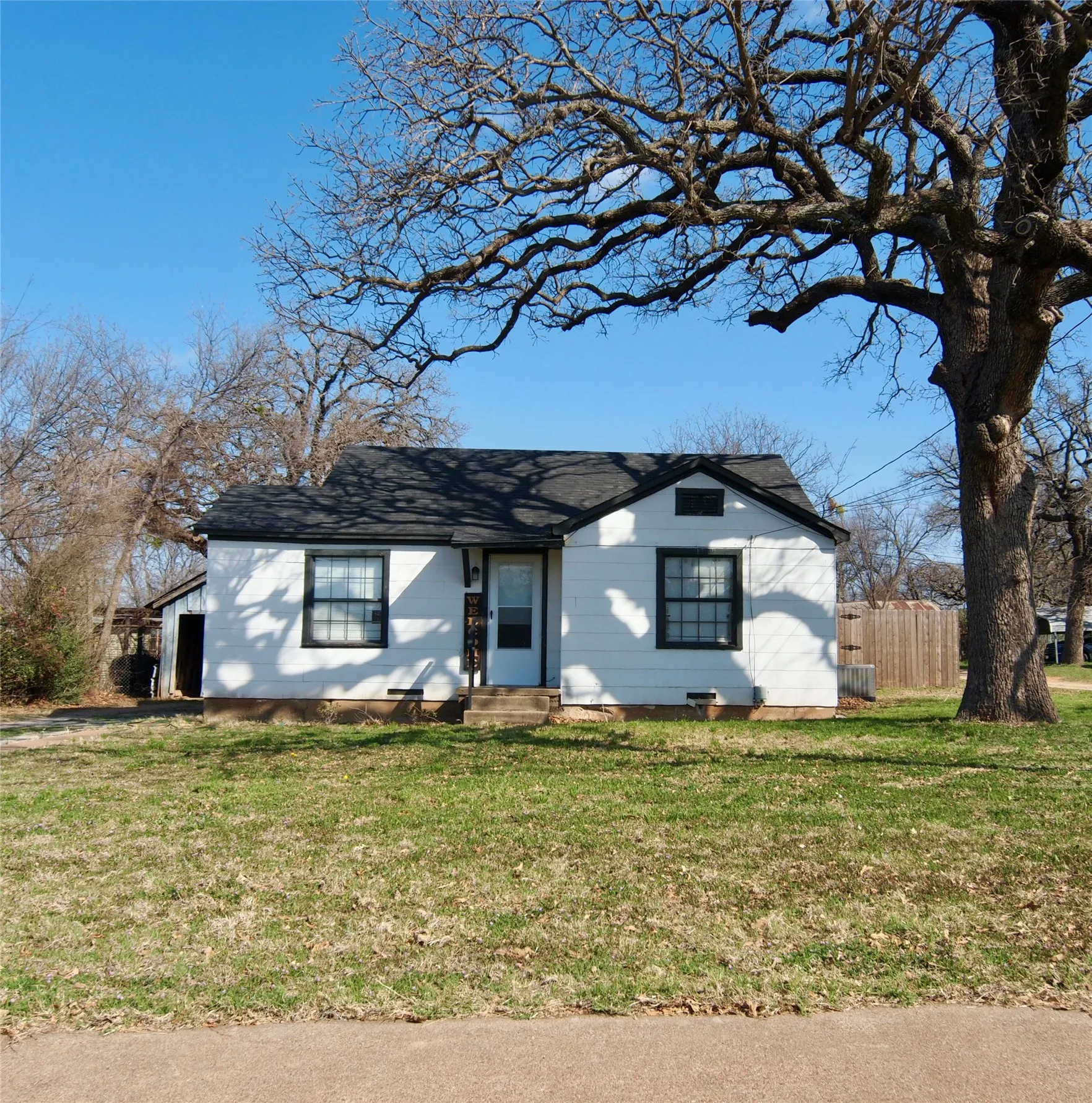 Single Family Residence For Sale in Young County , 1327 Old Jacksboro Road, Graham, Texas 76450, 2 Bedroom, 1 Bathroom, Garage spaces, 852 Sqft, built in 1945, mls#21198235, Real Estate Agent in Graham, Homes For Sale in Young county, Homes For Sale in Graham, Realtor in Graham Texas, Real Estate Brokerage Independent Realty Texas, Luminita Cordes Realtor