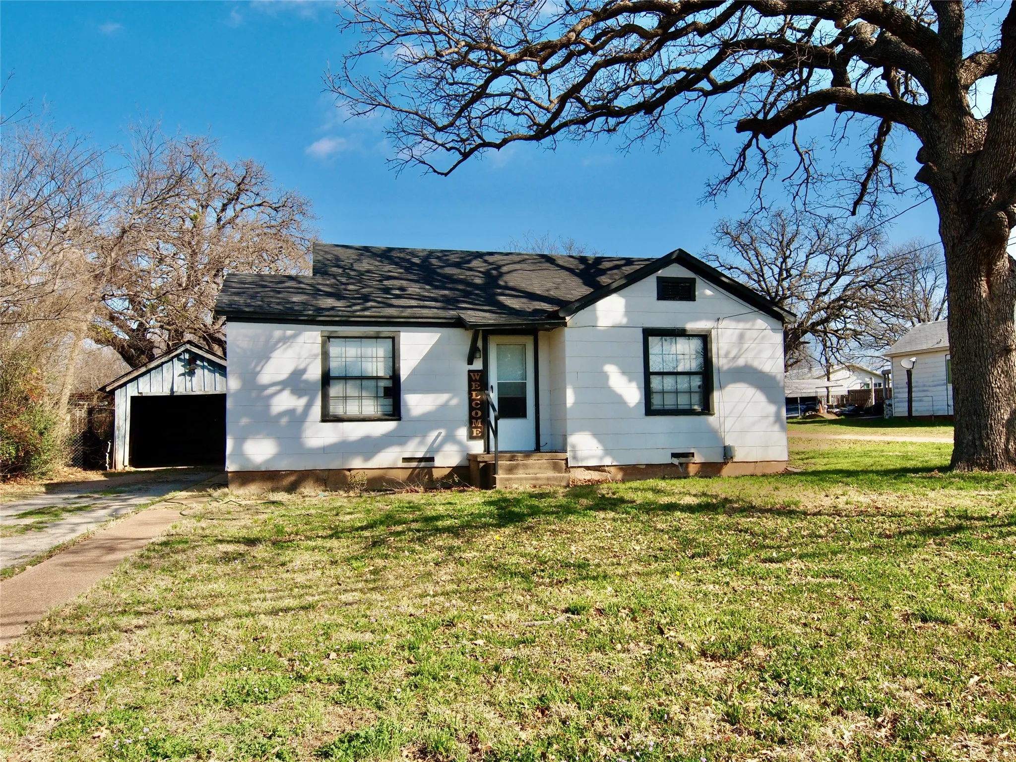 Single Family Residence For Sale in Young County , 1327 Old Jacksboro Road, Graham, Texas 76450, 2 Bedroom, 1 Bathroom, Garage spaces, 852 Sqft, built in 1945, mls#21198235, Real Estate Agent in Graham, Homes For Sale in Young county, Homes For Sale in Graham, Realtor in Graham Texas, Real Estate Brokerage Independent Realty Texas, Luminita Cordes Realtor