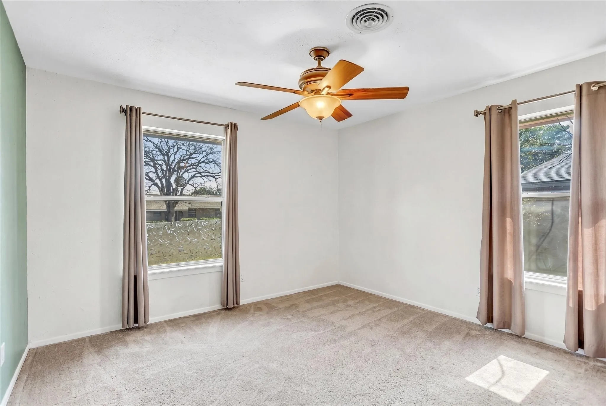 Single Family Residence For Sale in Tarrant County , 709 Hurstview Drive, Hurst, Texas 76053, 3 Bedroom, 2 Bathroom, Garage spaces, 1,840 Sqft, built in 1957, Preowned, mls#21197256, Real Estate Agent in Hurst, Homes For Sale in Tarrant county, Homes For Sale in Hurst, Realtor in Hurst Texas, Real Estate Brokerage Independent Realty Texas, Luminita Cordes Realtor