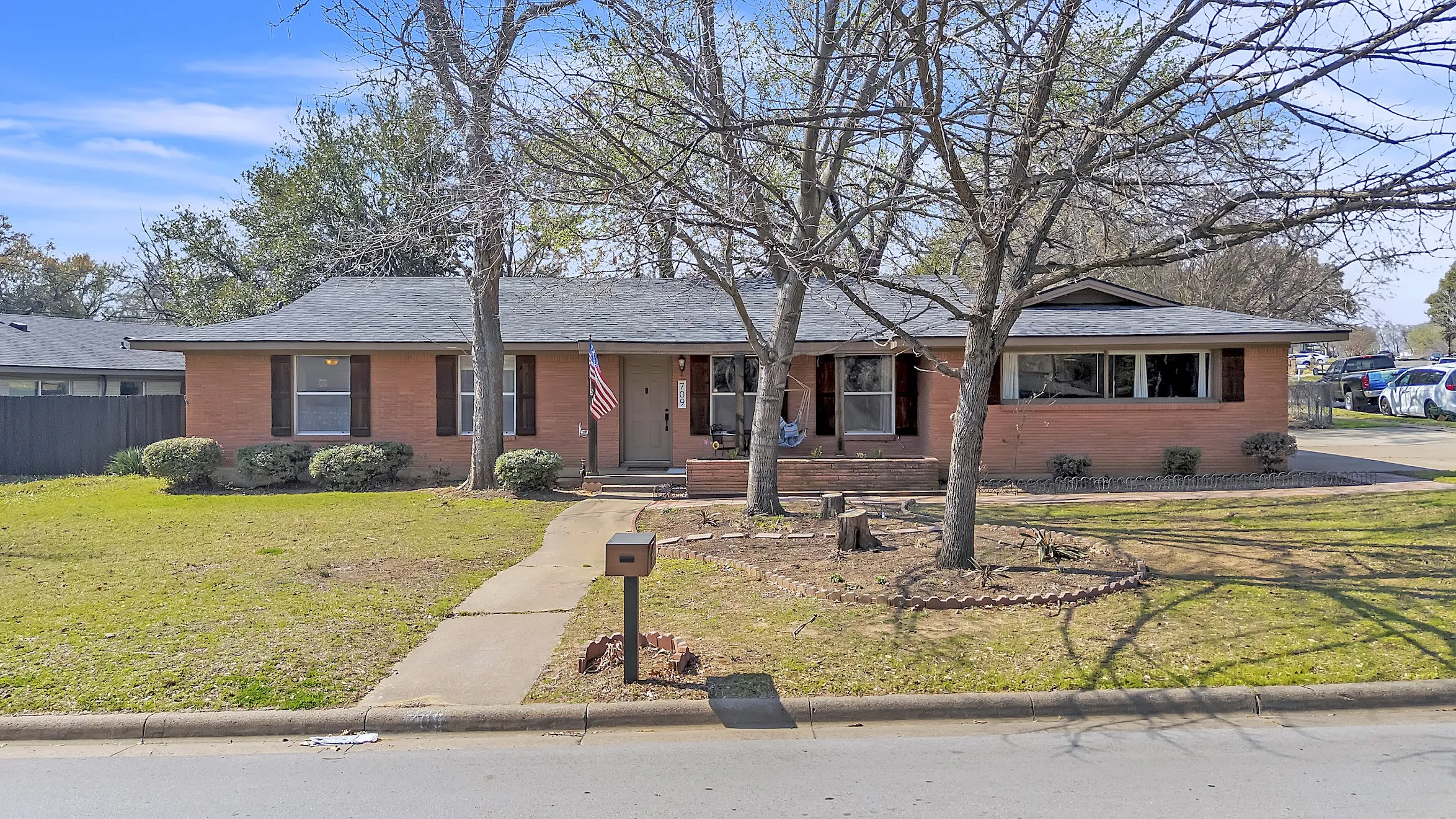 Single Family Residence For Sale in Tarrant County , 709 Hurstview Drive, Hurst, Texas 76053, 3 Bedroom, 2 Bathroom, Garage spaces, 1,840 Sqft, built in 1957, Preowned, mls#21197256, Real Estate Agent in Hurst, Homes For Sale in Tarrant county, Homes For Sale in Hurst, Realtor in Hurst Texas, Real Estate Brokerage Independent Realty Texas, Luminita Cordes Realtor