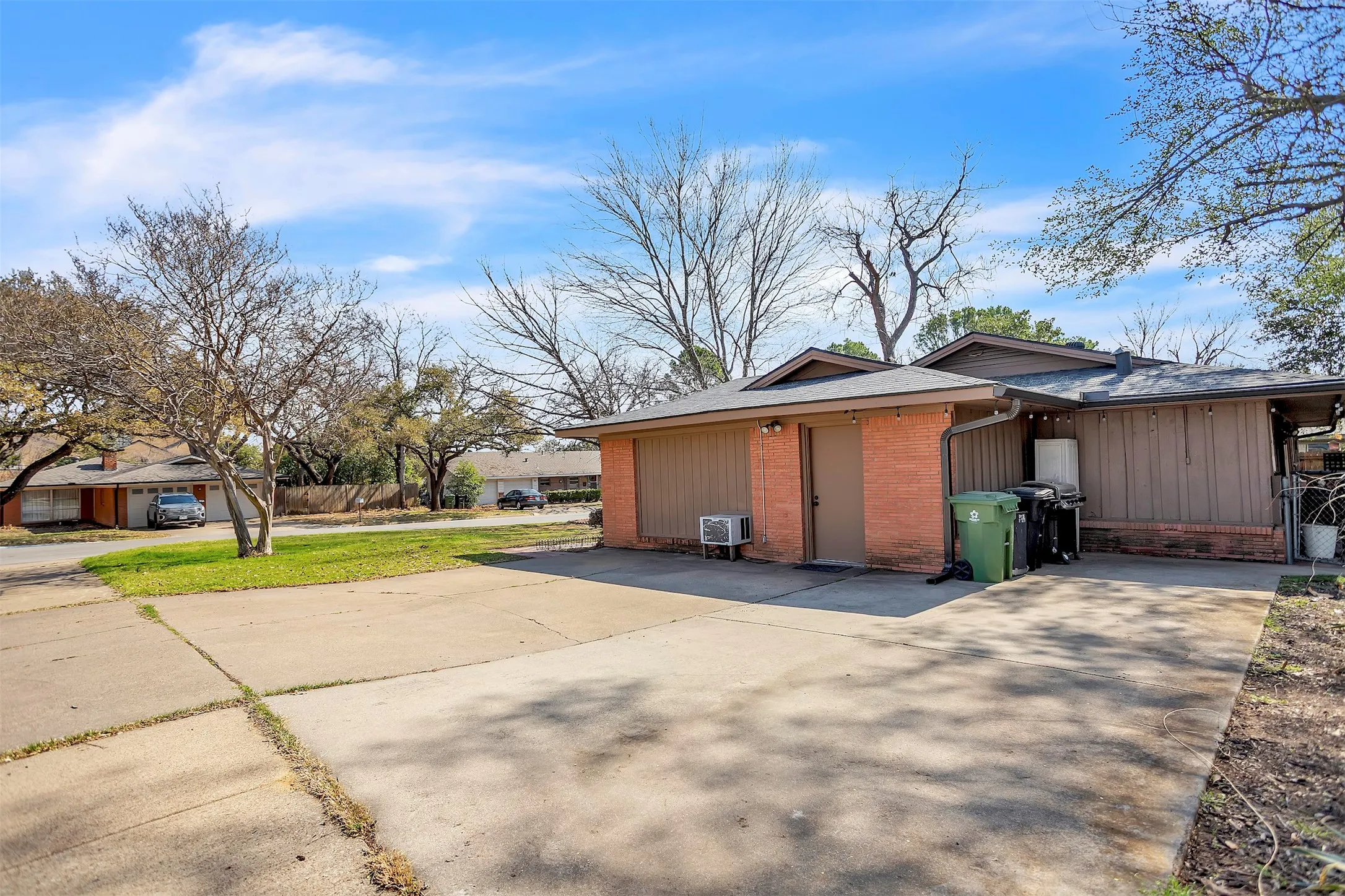 Single Family Residence For Sale in Tarrant County , 709 Hurstview Drive, Hurst, Texas 76053, 3 Bedroom, 2 Bathroom, Garage spaces, 1,840 Sqft, built in 1957, Preowned, mls#21197256, Real Estate Agent in Hurst, Homes For Sale in Tarrant county, Homes For Sale in Hurst, Realtor in Hurst Texas, Real Estate Brokerage Independent Realty Texas, Luminita Cordes Realtor