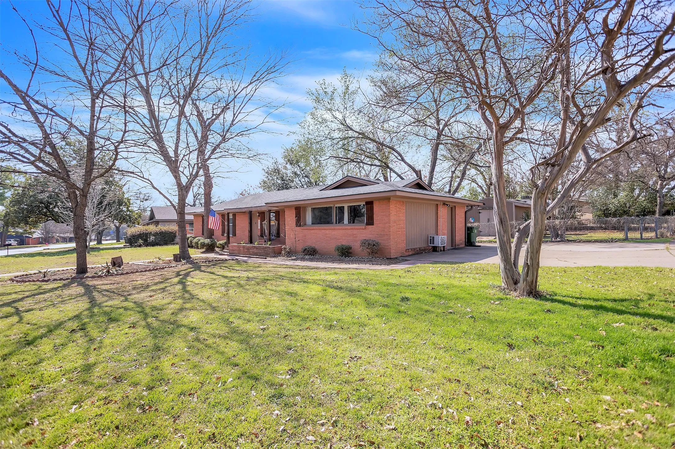 Single Family Residence For Sale in Tarrant County , 709 Hurstview Drive, Hurst, Texas 76053, 3 Bedroom, 2 Bathroom, Garage spaces, 1,840 Sqft, built in 1957, Preowned, mls#21197256, Real Estate Agent in Hurst, Homes For Sale in Tarrant county, Homes For Sale in Hurst, Realtor in Hurst Texas, Real Estate Brokerage Independent Realty Texas, Luminita Cordes Realtor