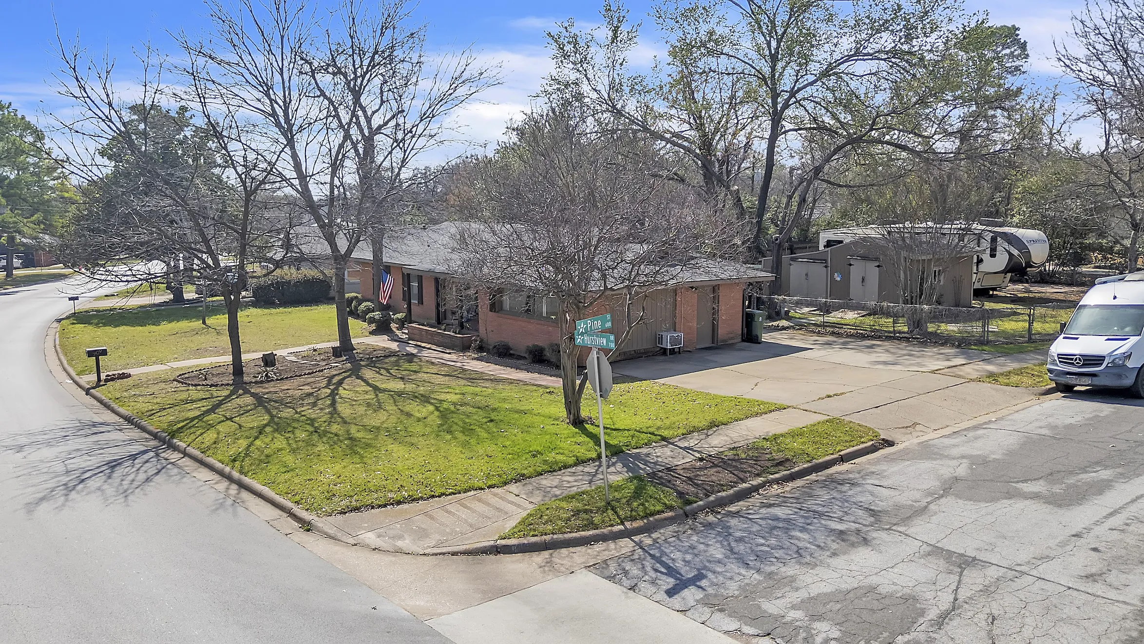 Single Family Residence For Sale in Tarrant County , 709 Hurstview Drive, Hurst, Texas 76053, 3 Bedroom, 2 Bathroom, Garage spaces, 1,840 Sqft, built in 1957, Preowned, mls#21197256, Real Estate Agent in Hurst, Homes For Sale in Tarrant county, Homes For Sale in Hurst, Realtor in Hurst Texas, Real Estate Brokerage Independent Realty Texas, Luminita Cordes Realtor