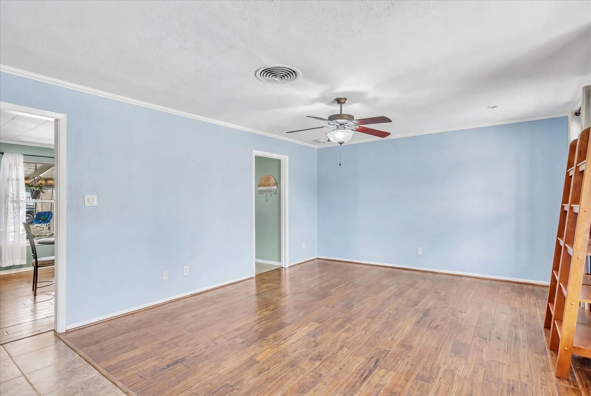 Single Family Residence For Sale in Tarrant County , 709 Hurstview Drive, Hurst, Texas 76053, 3 Bedroom, 2 Bathroom, Garage spaces, 1,840 Sqft, built in 1957, Preowned, mls#21197256, Real Estate Agent in Hurst, Homes For Sale in Tarrant county, Homes For Sale in Hurst, Realtor in Hurst Texas, Real Estate Brokerage Independent Realty Texas, Luminita Cordes Realtor